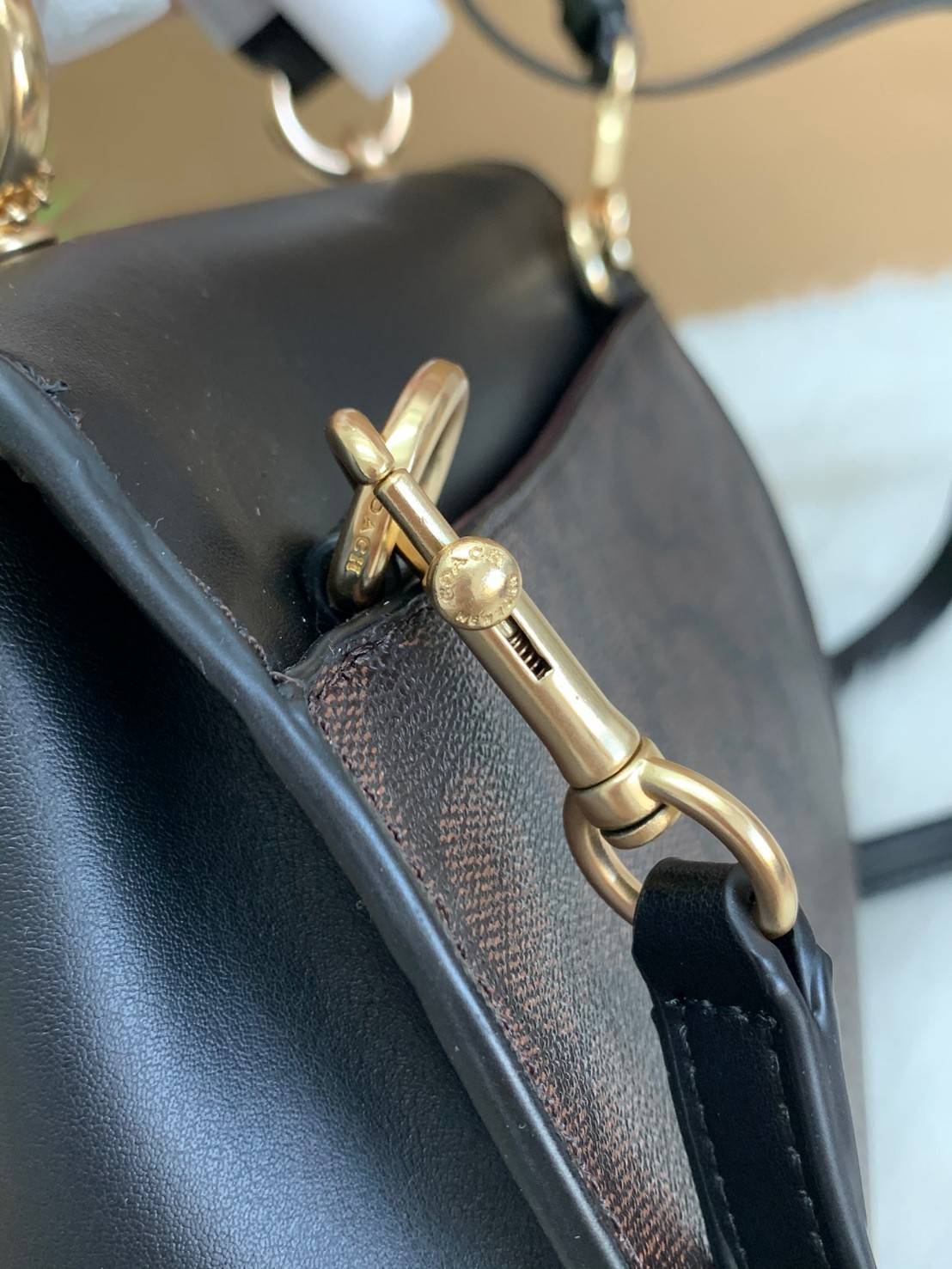 สวย หรู ดูดี รุ่นนี้กัยเลยค่า!! COACH TILLY TOP HANDLE SATCHEL IN SIGNATURE ((76620)) พร้อมส่งความสวย ห้ามพลาดค่ะ! กระเป๋าหิ้ว//คล้องมือ//สะพายข้างได้ ทรงสวย หนังแท้เรียบ+ลายCได้สวยงามค่ะ เปิดปิดกระเป๋าแบบหมุนล็อค ภายในมีช่องหลักใส่ของ2ช่อง สามารถใส่กระเป