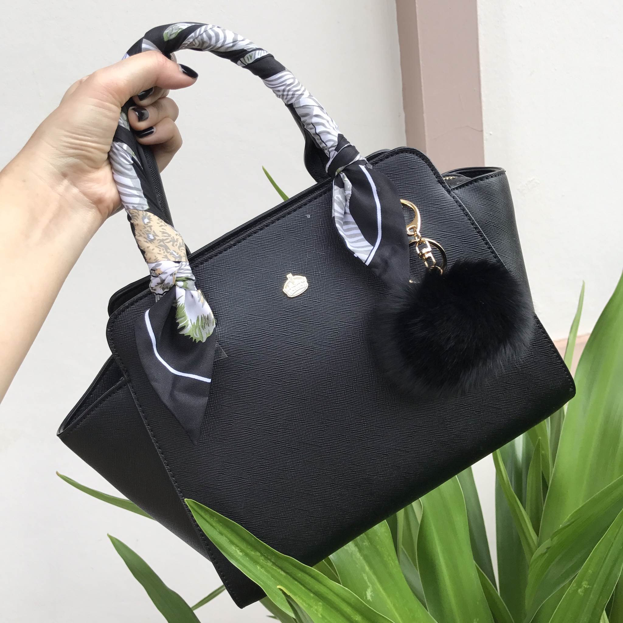 รุ่นขายดีตลอดกาล กระเป๋าหนัง saffiano สวยมากๆค่า รุ่น KEEP Infinite office bag สวย น่ารัก ขนาดตอบทุกโจทย์การใช้งาน เห็นแล้ว **หลงรักเลยคะ 🌲ตัวกระเป๋าขนาดกำลังดีหนังsaffiano ลายสวยที่สำคัญ ดูแลรักษาง่าย ประดับด้วยผ้าพันหูกระเป๋ารุ่นพิเศษ ทำให้กระเป