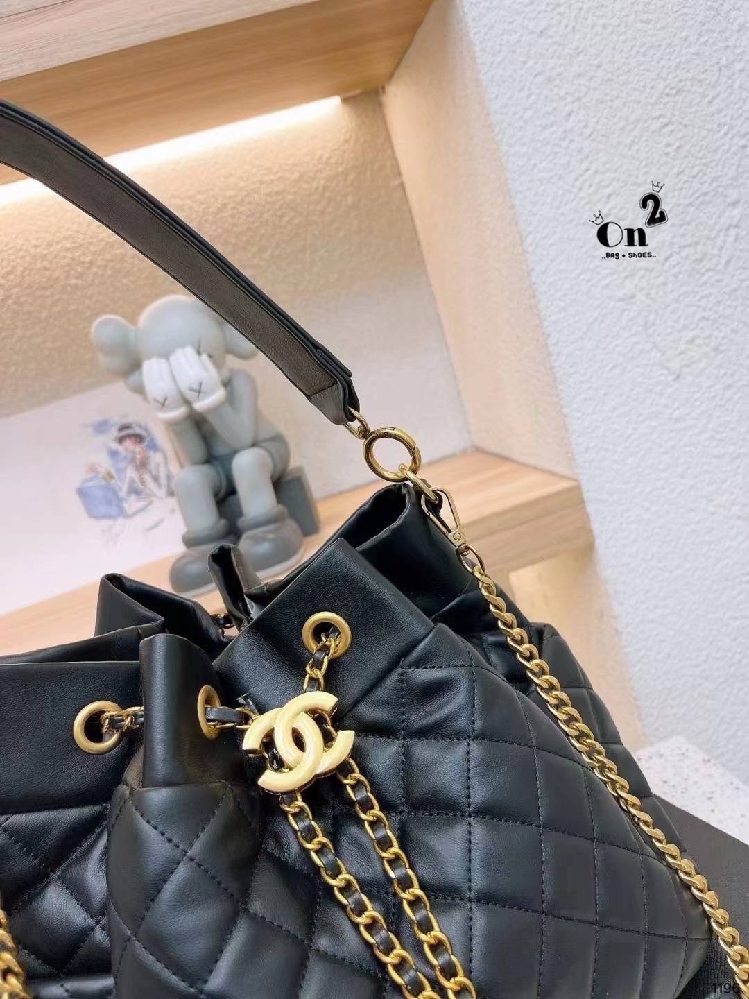 Chanel Bucket Bag กระเป๋าสะพายทรงบัคเก็ต รุ่นลิมิเต็ด โดดเด่นด้วย font โลโก้ หรูเท่ห์สุดๆ มีช่องใส่ของด้านข้างตอบโจทย์การใช้งานได้ดี ภายในโล่งกว้าง จุของได้เยอะ คุ้มค่ามากๆ ใบนี้งานจริงคือสวย