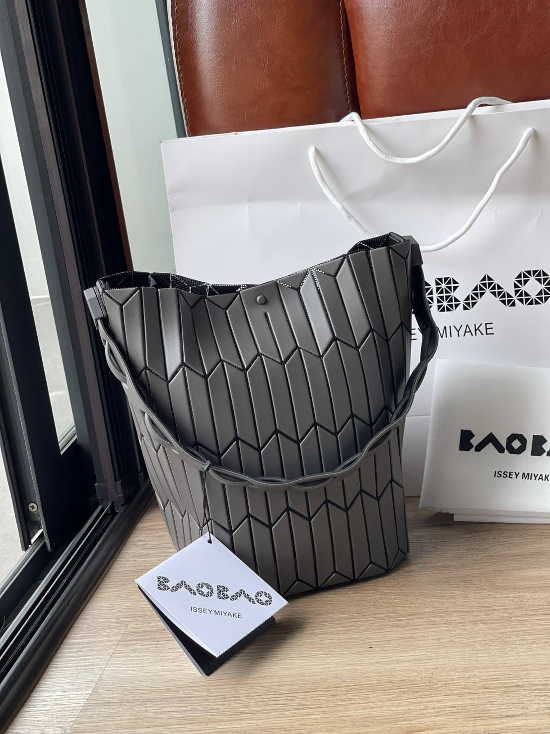 Large : Baobao Issey Miyake Large Bucket กระเป๋าบัคเก็ตขนาดใหญ่สามารถใช้ใส่ร่มพับได้หรือขวดน้ำขนาดเล็กได้ ซีรีย์ใหม่นี้มีจุดเด่นที่แผ่นรูปทรงสี่เหลี่ยมด้านขนานในแนวตั้ง เกิดเป็นรูปทรงสามมิติซึ่งแตกต่างไปจากรูปทรงที่เกิดขึ้นจากแผ่นสามเหลี่ยม หูหิ้วสามารถขย