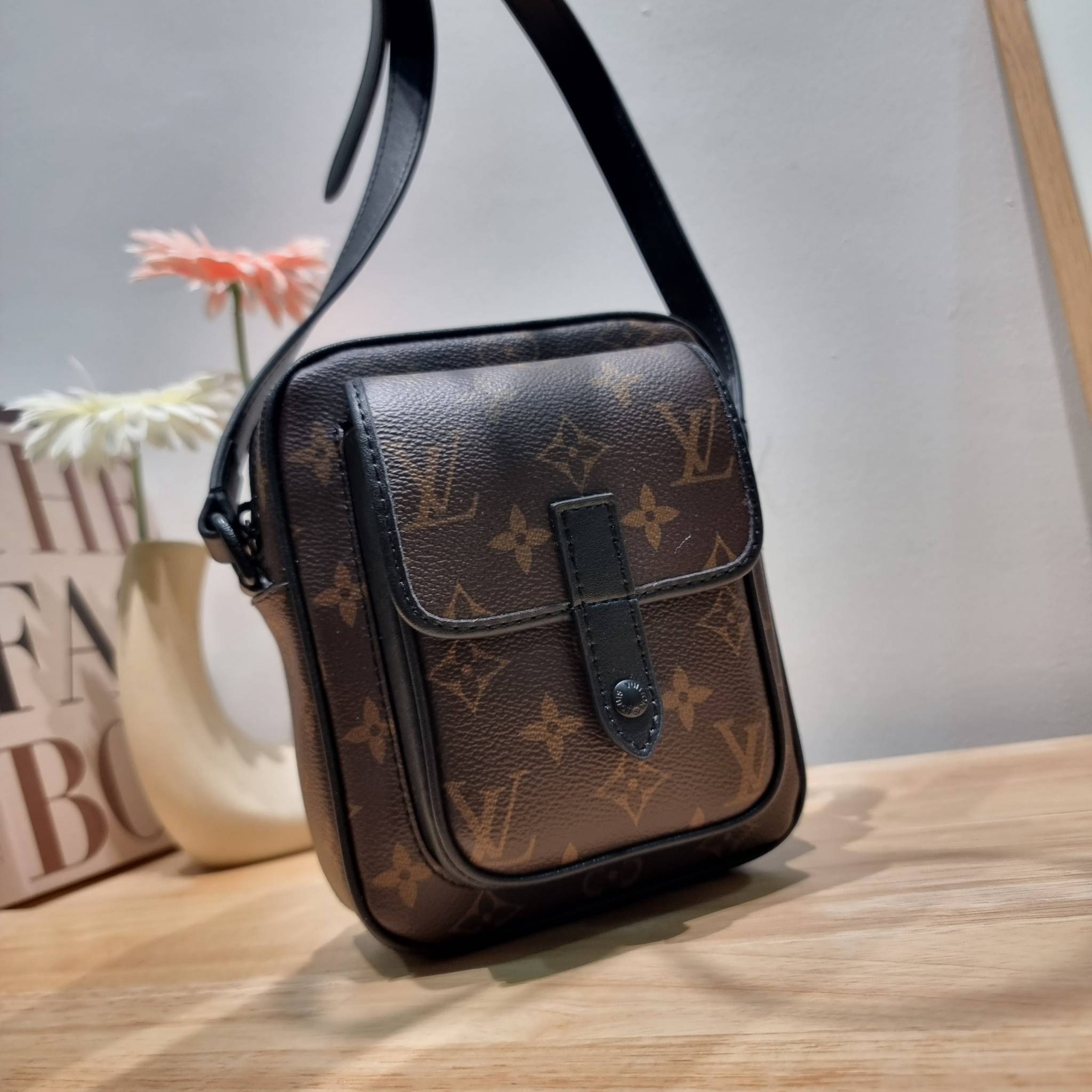 LV CHRISTOPHER กระเป๋าสะพายรูปทรงสปอร์ตสุดชิค LV crossbody wallet bag ใหม่ล่าสุด ได้ชิคๆเท่ๆก่อนใคร ไม่ต้องรอพรีฯ กับกระเป๋าสะพายข้างสำหรับหนุ่มๆ งานหรู ราคาดี วัสดุหนังแคนวาสคุณภาพดี ดีไซน์กะทัดรัด คล่องตัวแบบทูอินวันไปเลย เพราะใช้แทนกระเป๋าสตางค์ก็ได้ ส