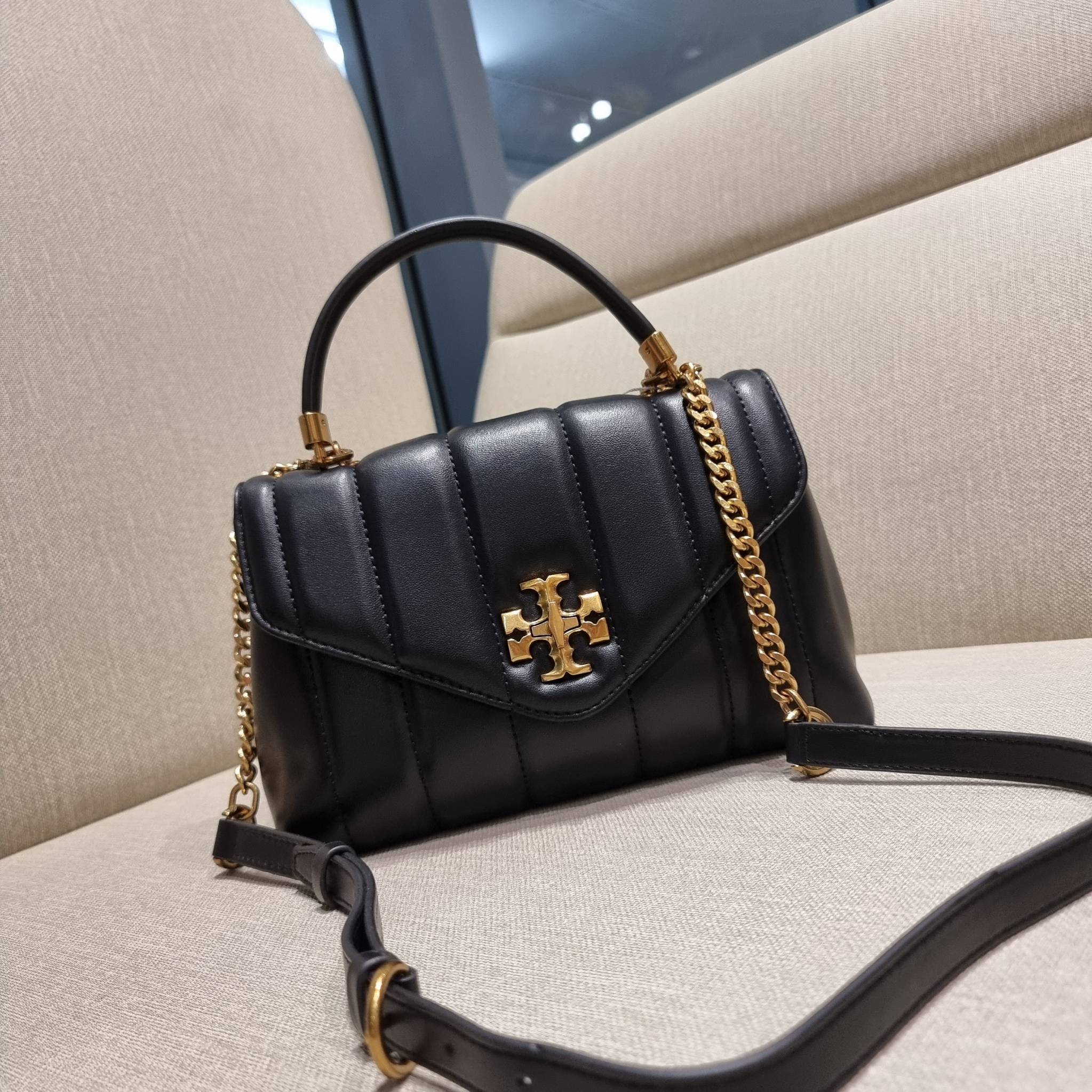 TORY BURCH KIRA QUILTED SMALL SATCHEL มาแล้วด่วนๆ!! กับคอลที่ปังไม่ไหว พร้อมเสิร์ฟสีคลาสสิค กระเป๋าถือ/สะพาย ทรงสวย สะพายคล่องตัว หนังแท้ ดีไซน์บุนวม เส้นคมสวยหรู วัสดุหนังแกะ สัมผัสดีงาม นิ่มมือ เปิด-ปิดด้วยอะไหล่บิดล็อค ภายในเป็นช่องโล่ง มีช่องซิป ใส่ขอ