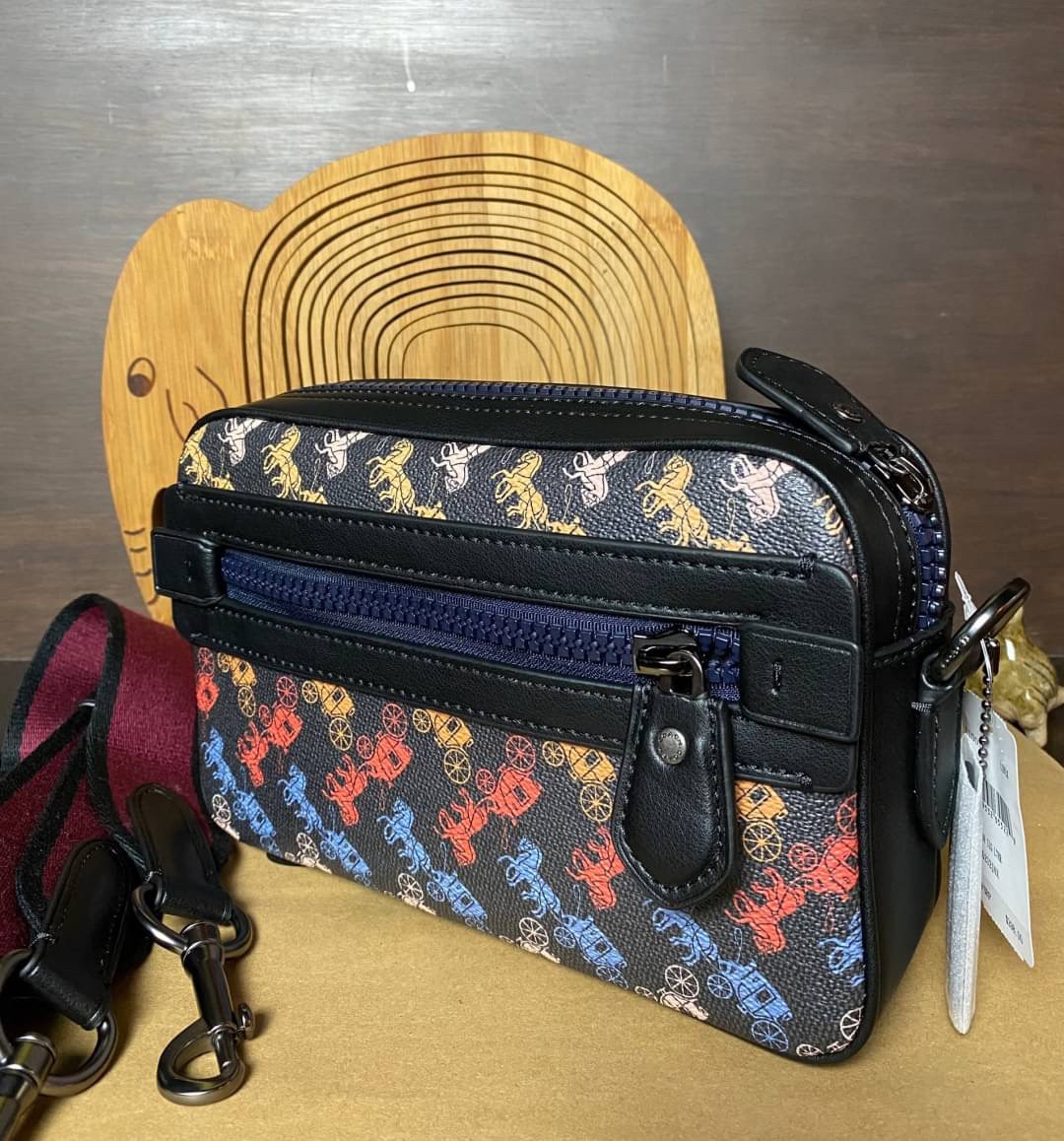 COACH ACADEMY CROSSBODY WITH HORSE AND CARRIAGE PRINT (COACH 89084) ผ้าใบเคลือบพิมพ์ลายและหนังกรวดขัดเงา ภายในกระเป๋ามัลติฟังก์ชั่น| ปิดด้วยซิป ซับในผ้า ด้านนอกมีซิปและกระเป๋าสลิป สายสะพายถอดได้