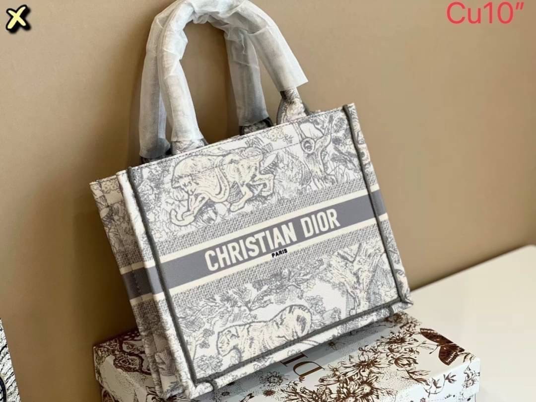 DIOR SMALL BOOK TOTE กระเป๋าสะพายทรงโท้ท สวยคลาสสิคขนาดกำลังดี พกพาสะดวก ใช้งานง่ายสุดๆ วัสดุงานทอละเอียดคุณภาพดี ภายในเป็นช่องโล่ง ใบจริงงานสวยเกินเบอร์!! สวยงามเกินราคา ไม่ผิดหวังจ้า