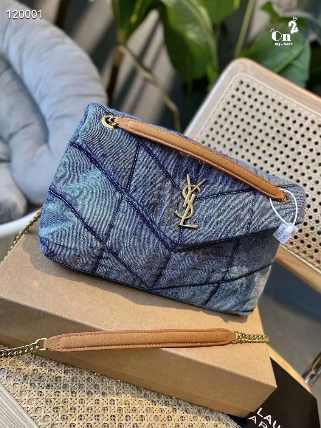 YSL SAINT LAURENT Loulou Danim Shoulder Bagblue bag กระเป๋าสะพายผ้ายีนส์เดนิมควิลท์ อะไหล่ทอง สีตัดกันสวยมากค่ะ รอบนี้มา 2สี โทนยีนส์ดำ และฟ้า สวยเท่ๆ ไปเลยค่า งานดูดีมีระดับ ชนช็อป ปั้มทุกจุดเป๊ะมากก สายสามารถดึงสั้นยาวได้ค่ะ