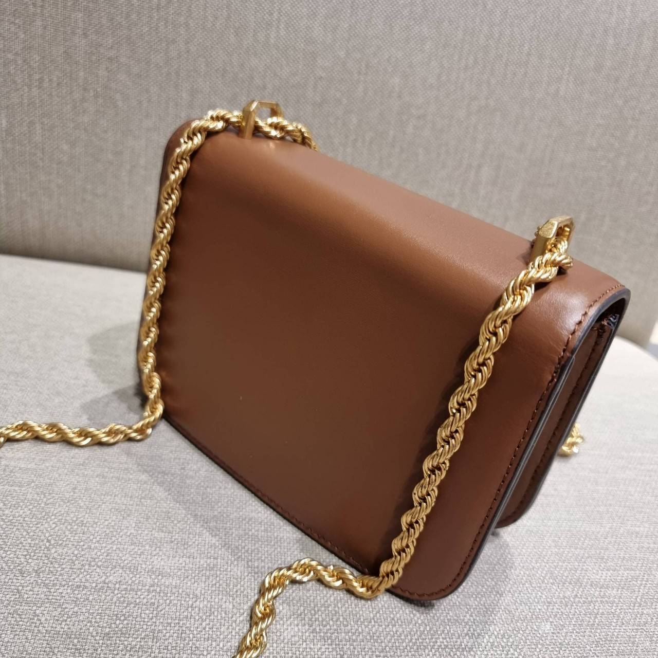 TORY BURCH ELEANOR SMALL CONVERTIBLE SHOULDER BAG ฮอตไอเท็ม รุ่นนี้ขายดีขายหมด คัมแบค!! สวยหรู คุณหนู ผู้ดี!! หายากมากที่สุด!! กระเป๋าสะพายข้าง ดีไซน์อยู่ทรง ขนาดกำลังสะดวกใช้สำหรับสาว วัสดุหนังแท้เต็มใบ สีทูโทน เปิด-ปิดด้วยแถบแม่เหล็ก ภายในแบ่งสัดส่วนได้