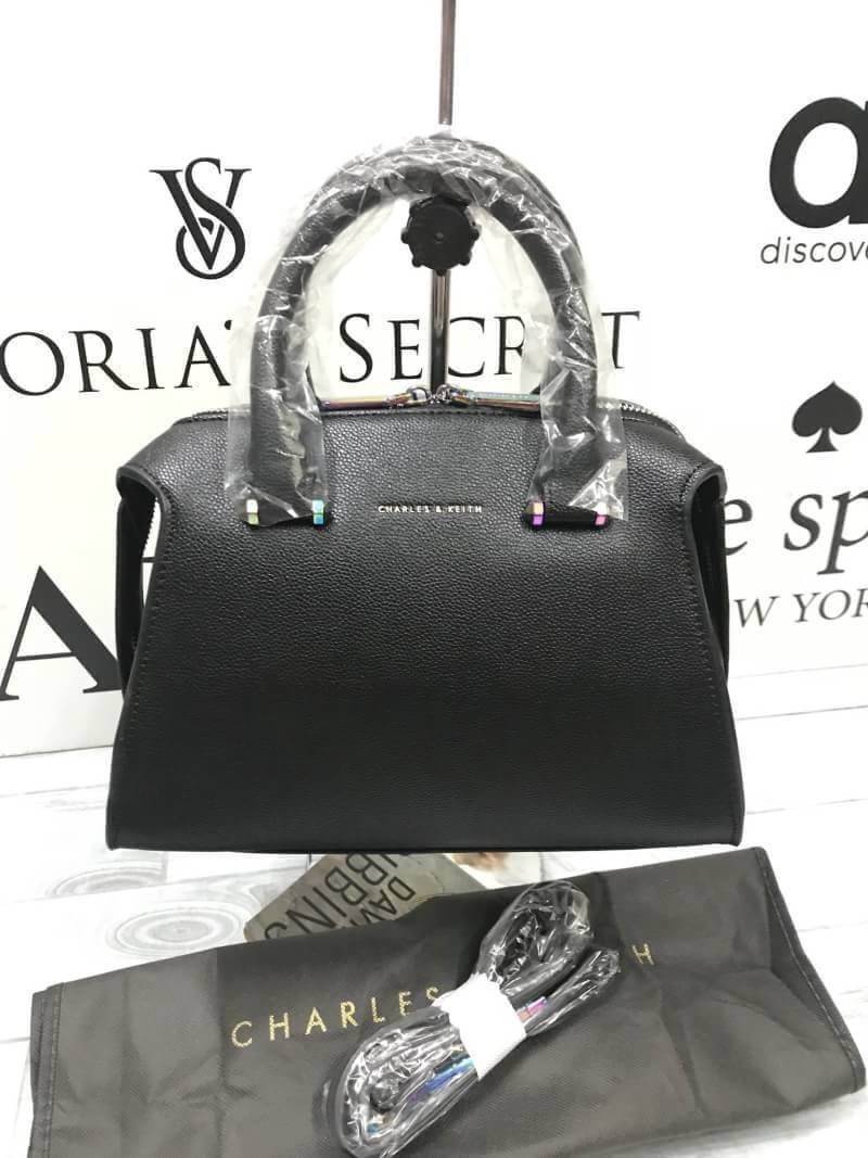 CHARLES & KEITH DOUBLE ZIP TRAPEZE (M) Best seller! กระเป๋าถือหรือสะพาย ขนาดกำลังดี น้ำหนักเบา ด้านบนเปิดปิดด้วยซิปคู่ ภายในบุหนัง จุได้เยอะ ใส่ mini iPad,กระเป๋าสตางค์ยาวได้ มีช่องเล็ก และช่องซิป มีแผ่นรองฐานวางอยู่ทรง มาพร้อมสายสะพายยาว ถอด ปรับระดับได้