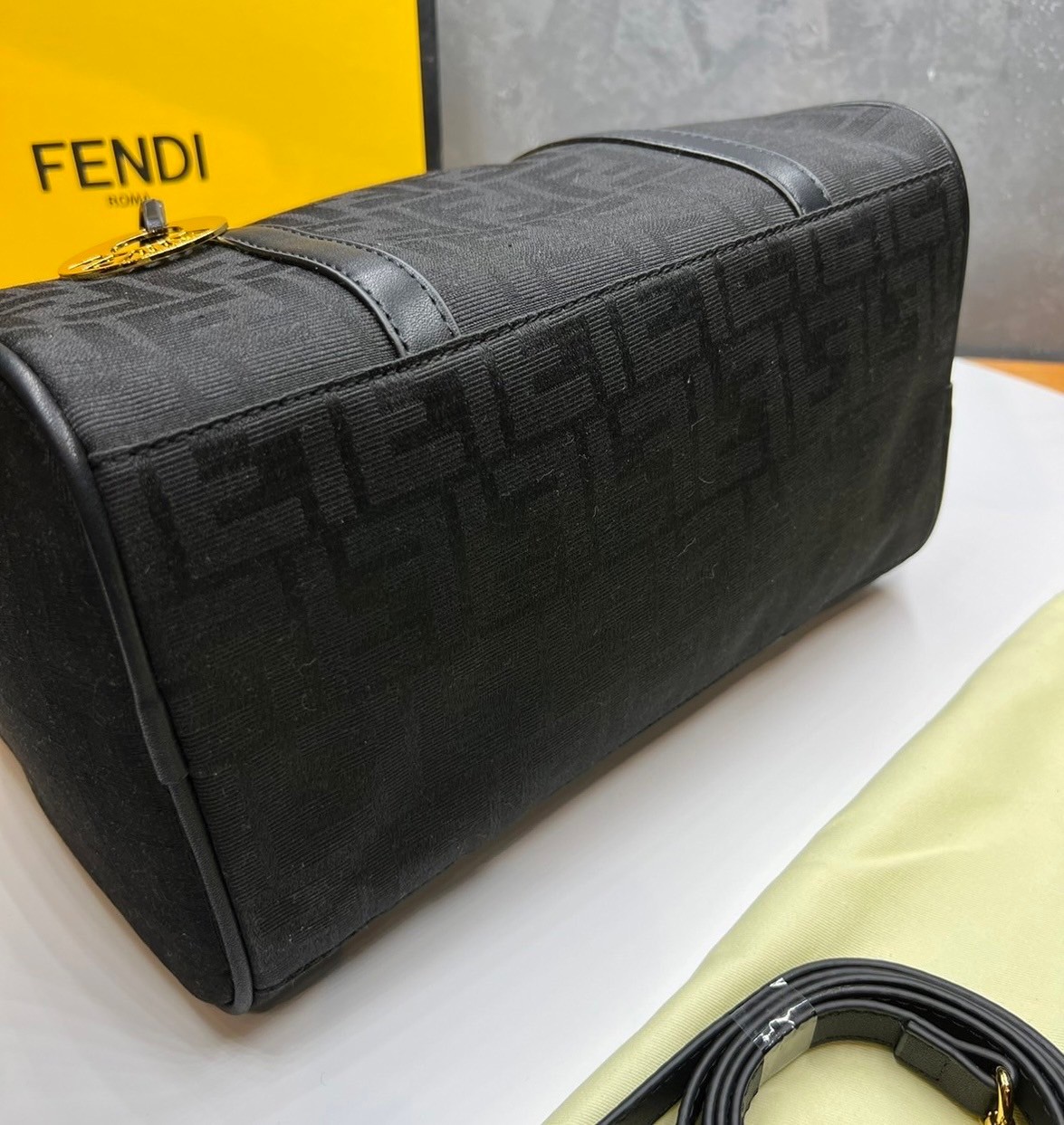 หนังแท้ Fendi Keepall 30 cm / Fendi Travel Bag / Fendi Boston Vintage Bag พร้อมส่งที่ไทย Tobacco Zucca Canvas and Gold hardware. กระเป๋าเดินทางใบใหญ่กำลังดี ภายในโล่งกว้าง จุของได้เยอะ พร้อมส่งที่ไทย ภาพสินค้าถ่ายจากงานขายจริง ใช้งานต่างประเทศได้
