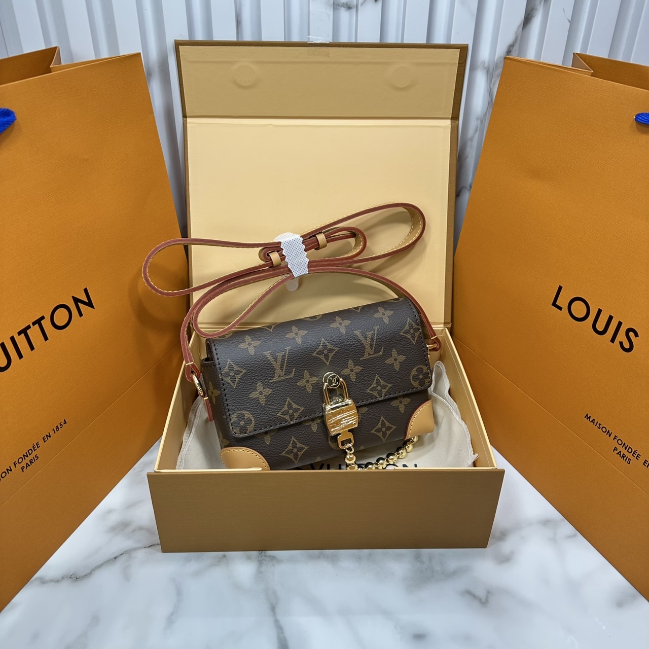 ORI หนังแท้ | LV Steamer crossbody bag Monogram Canvas / LV Trunk Bag กระเป๋าสะพาย กระเป๋าสตางค์แบบสะพายรุ่น Steamer รังสรรค์จาก Monogram แคนวาส แต่งขอบหนัง Aged Natural และฮาร์ดแวร์สีทอง