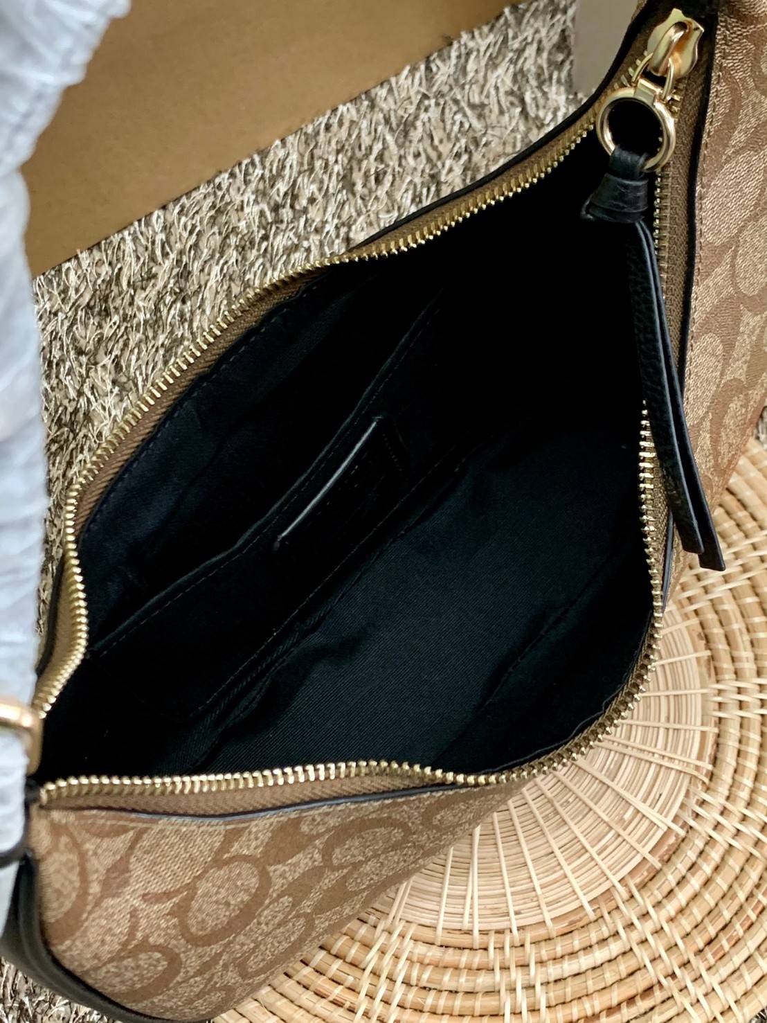 COACH BAILEY HOBO WITH WHIPSTITCH ((C4108//C1322)) พร้อมส่งที่ไทย!! สวยจริงไม่จกตาแน่นอนค่าา กระเป๋าทรงโค้ง ใช้แบบหิ้วหรือคล้องไหล่ก็ดูดี ใช้วัสดุหนังแท้ชั้นดี หนังสวยมากๆค่ะ ด้านหน้าใช้อะไหล่แบรนด์ตัวใหญ่ หรู ดูสะดุดตามีเดียว