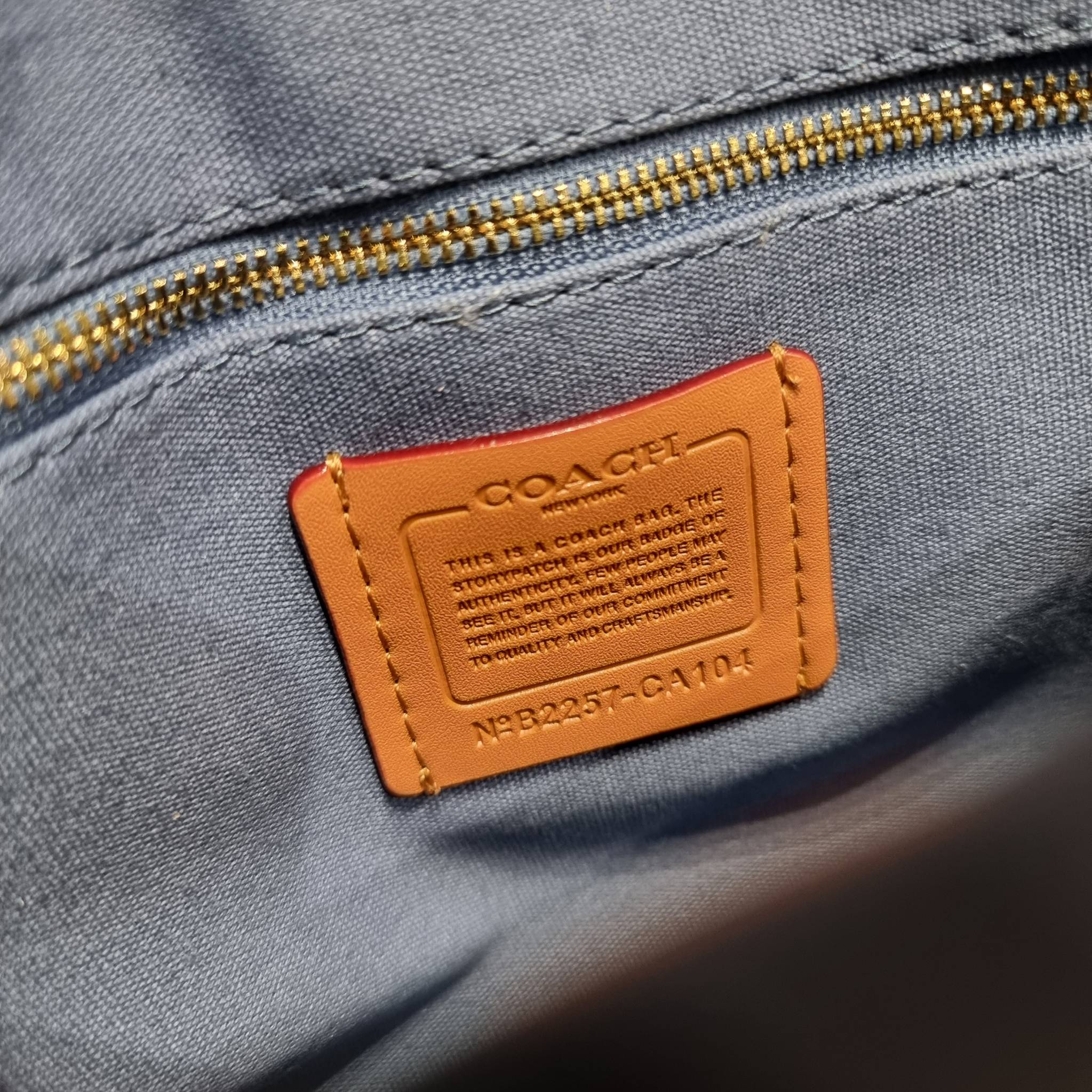 COACH CA104 PILLOW MADISON SHOULDER BAG IN SIGNATURE DENIM WITH QUILTING หรูหราที่หนึ่งต้องยกให้เลย กับไอเท็มนี้ กระเป๋าสะพายดีไซน์สุดล้ำ เดินเส้นสวยคม วัสดุผ้าเดนิม สวยเฉียบ ดูแพง เปิด-ปิดด้วยตัวบิดล็อค ใช้งานสะดวก ด้านหลังมีช่องเก็บของจุกจิกได้ ภายในแบ่