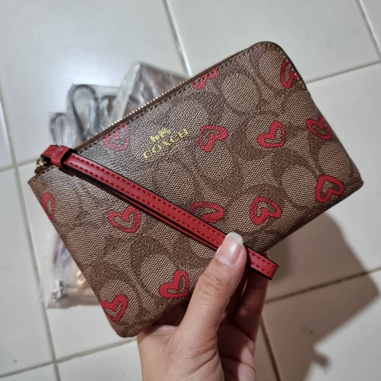 COACH 2972 CORNER ZIP WRISTLET IN SIGNATURE CANVAS WITH BUTTERFLY PRINT มาแล้วจ้า ไอเท็มสุดปัง!! ฮิตไม่เลิก!! พร้อมลวดลายสุดคิ้วท์ น่ารักน่าใช้ขึ้นไปอีก กระเป๋าคล้องมือ ขนาดเหมาะพกพา วัสดุหนังแคนวาส ภายในเป็นช่องโล่ง ใส่ธนบัตร หรือใส่บัตร ใส่เหรียญ ได้หมด