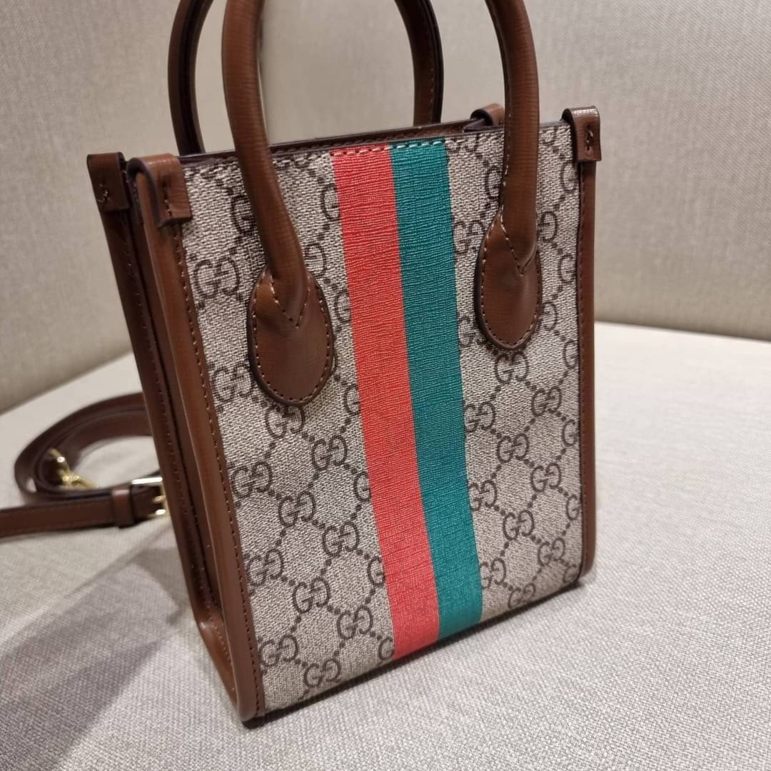 GUCCI Tiger GG mini tote bag ไซส์มินิ ร้อนแรงไฟลุก!! ต้อนรับปีเสืออย่างเป็นทางการ จัดให้แบบเลิศๆ กับกระเป๋าทรงโท้ท วีไอพีพรีเมี่ยมกิ๊ฟ ไซส์มินิ โดดเด่นด้วยฟอนท์ตัวใหญ่ สวยเอกลักษณ์ วัสดุหนังแคนวาสตัดขอบด้วยหนังแท้ ภายในเป็นช่องโล่ง ใส่ของจุกจิกได้ ใส่โทรศ