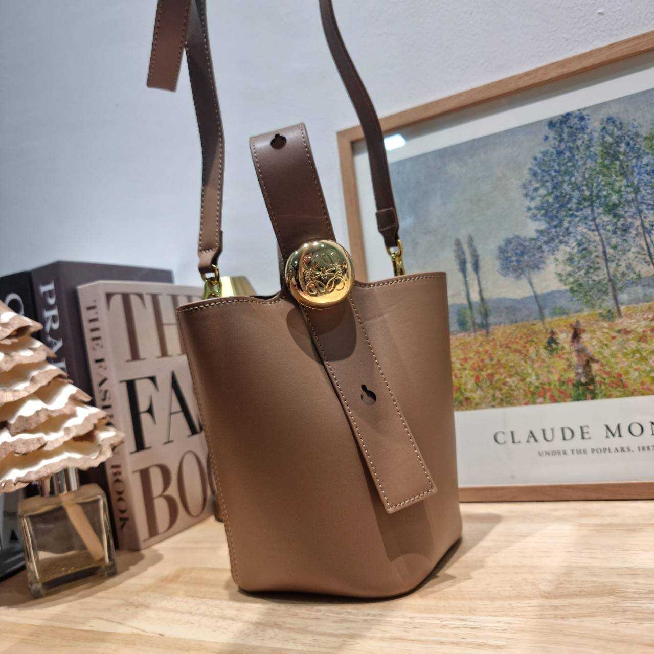 LOEWE MINI PEPBLE BUCKET IN MELLOW กระเป๋าทรงบัคเก็ต รูปทรงสวยใช้งานง่าย กิมมิคหรูหราสุดๆ เกรดออริ