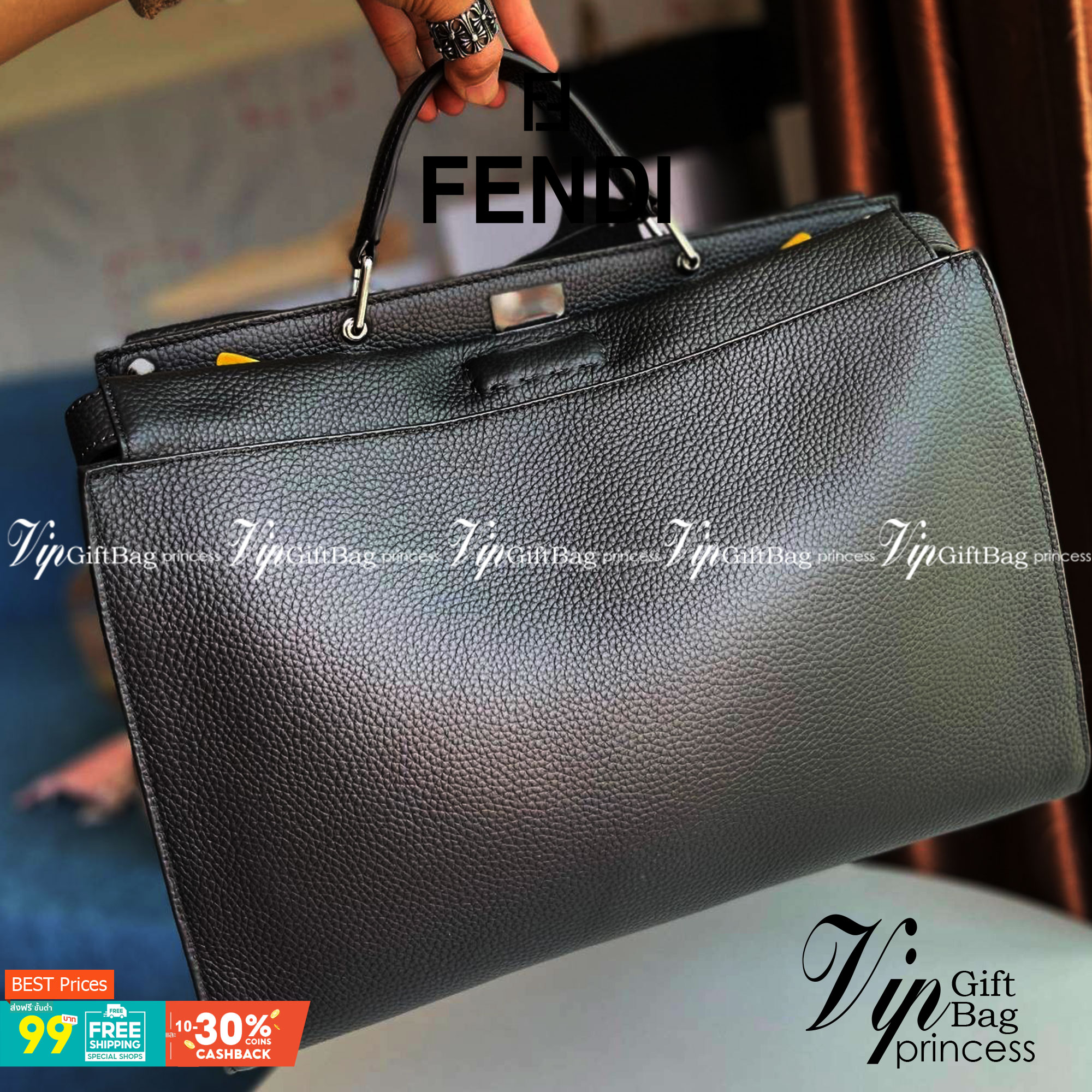 FENDI PEEKABOO MEN BAG size 38CM เป็นรุ่นหนึ่งที่สวยมาก งานดีที่สุดทั้งจากหนังแท้ 100% รายละเอียดครบมีความแข็งแรงหนังหนา ทนทานต่อการใช้งานทุกของได้เยอะ ใส่ Macได้ มาพร้อมสายสะพายยาว สามารถสะพายหรือถือก็ได้