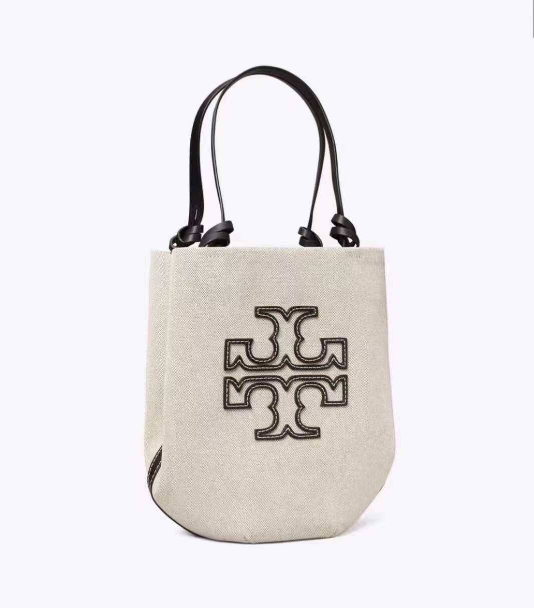 Tory Burch Small Canvas Round Tote กระเป๋าถือหรือสะพายไหล่ วัสดุผ้าcanvas รูปทรงโค้งมน ด้านในโล่ง มี1ช่องซิปและ1ช่องเล็ก น้ำหนักเบา จุของได้เยอะ มาใหม่ล่าสุดไม่ควรพลาดเลยค่า