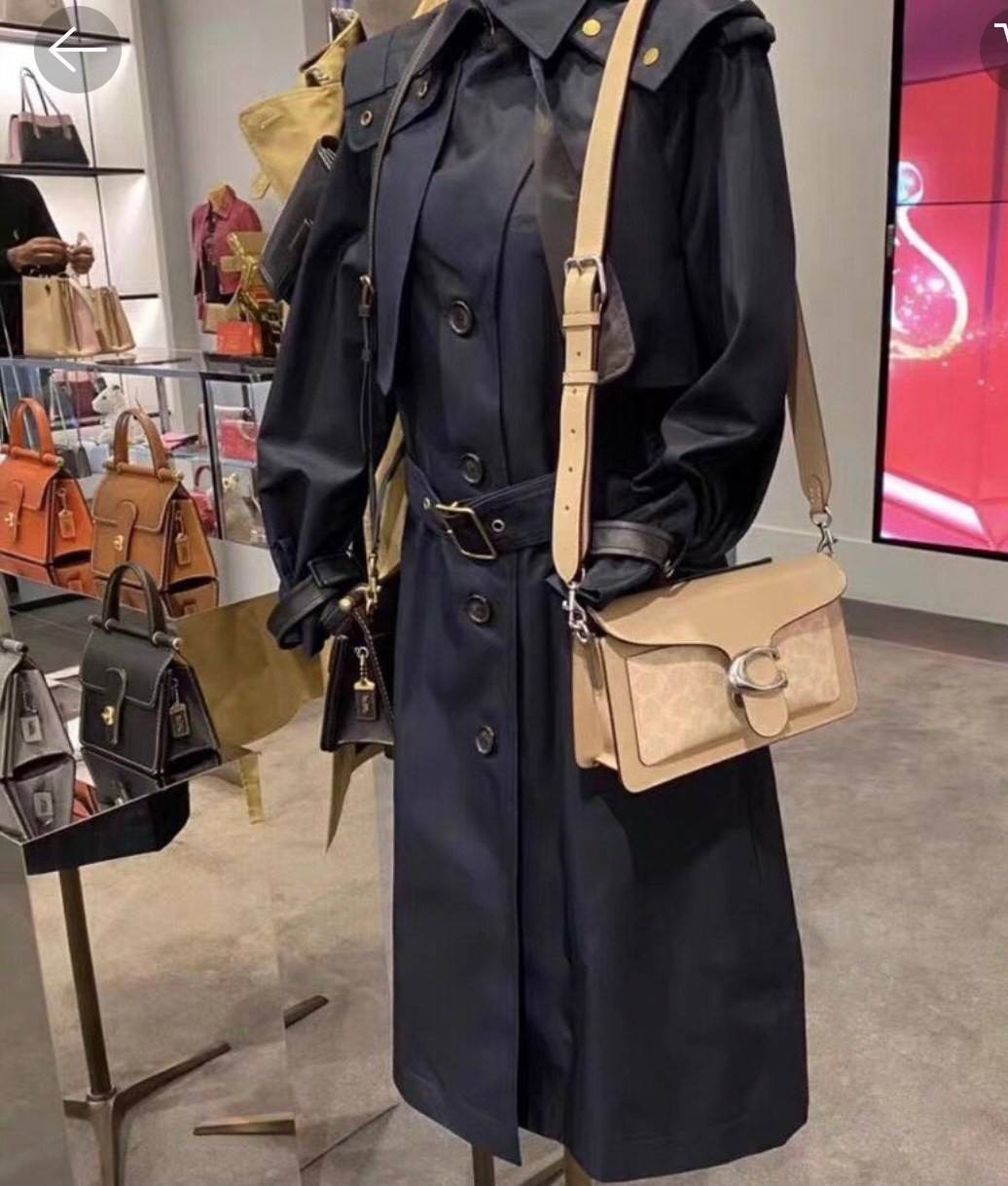 Coach tabby shoulder bag ให้ลุคเก๋ ๆ ด้วยสีและลวดลายคลาสสิกตามแบบฉบับสาว Coach กระเป๋าสะพายไหล่สุดคลาสสิกรุ่นนี้ เป็นรูปทรงสี่เหลี่ยมผืนผ้าที่เข้าได้กับสาว ๆ ทุกสไตล์ หมุดสำหรับเปิดปิดกระเป๋าที่เป็นรูปตัว C ทำให้ได้กระเป๋าที่บ่งบอกความเป็น Coach ได้อย่างส