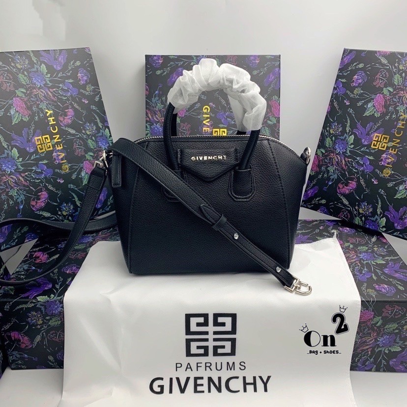 Givenchy Antigona Mini leather shoulder bag กระเป๋าสะพายทรงหมอน งานซิปบน หนังเรียบ อะไหล่เงิน มาพร้อมสายสะพายยาวถอดออกถือได้ กระเป๋าสุดคลาสสิก ใบเดียวก็เอาอยู่ Day to Night Bag เข้าได้กับลุค Smart Casual ด้วยทรงกระเป๋าที่ฐานกว้างใส่ของใช้ที่จำเป็นได้ทุกอย