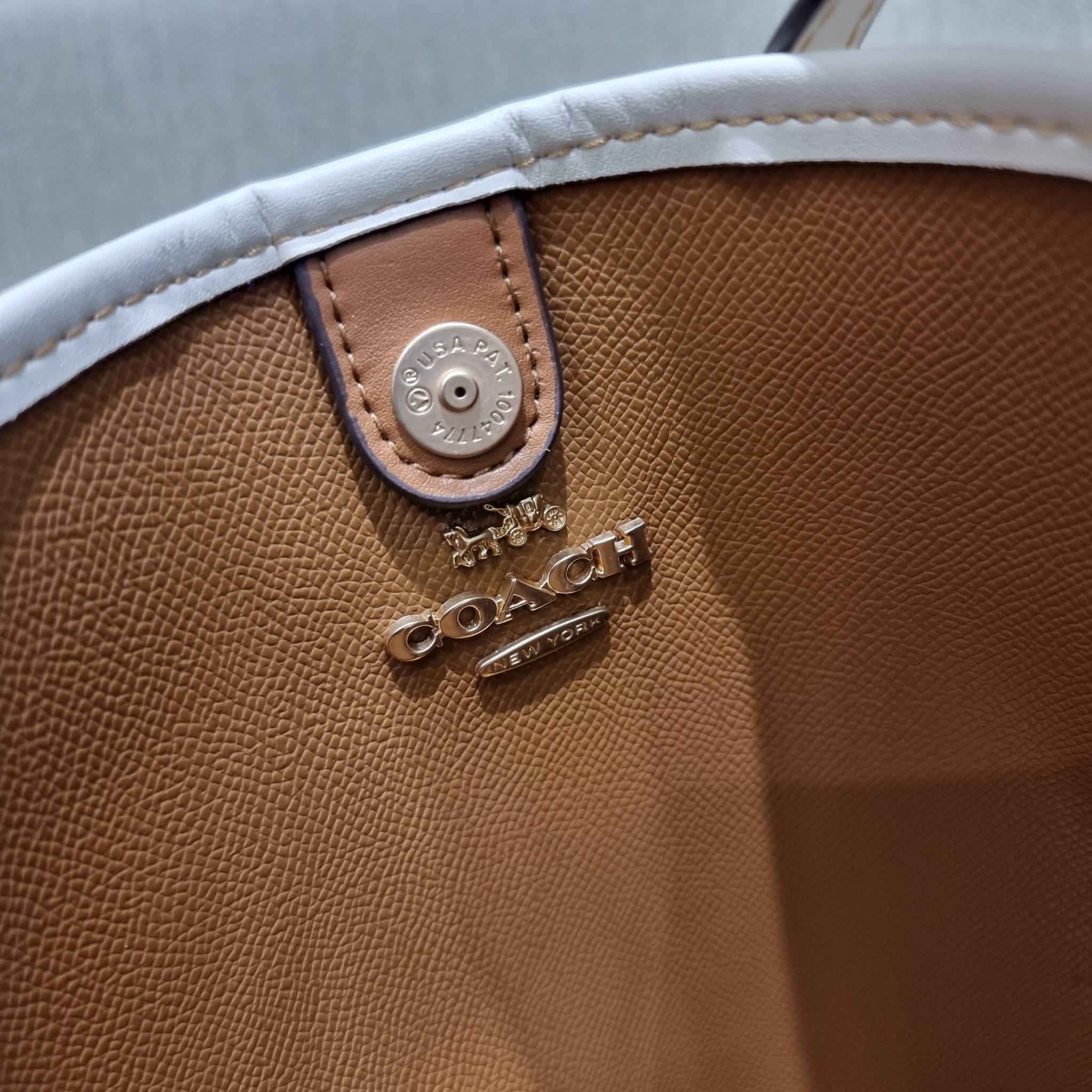 COACH CA607 CITY TOTE IN SIGNATURE CANVAS WITH HORSE AND CARRIAGE PATCHWORK GRAPHIC กระเป๋าทรงโท้ทใบใหญ่ คอลเลคชั่นใหม่ สวยโดดเด่นมากๆ น่ารักน่าใช้ไปอีกด้วยลวดลายซิกเนเจอร์โดดเด่น ใบนี้ใส่ของได้ของครบครัน จุได้แบบไม่ต้องกลัวเต็ม!! วัสดุหนังแคนวาสคุณภาพดี 