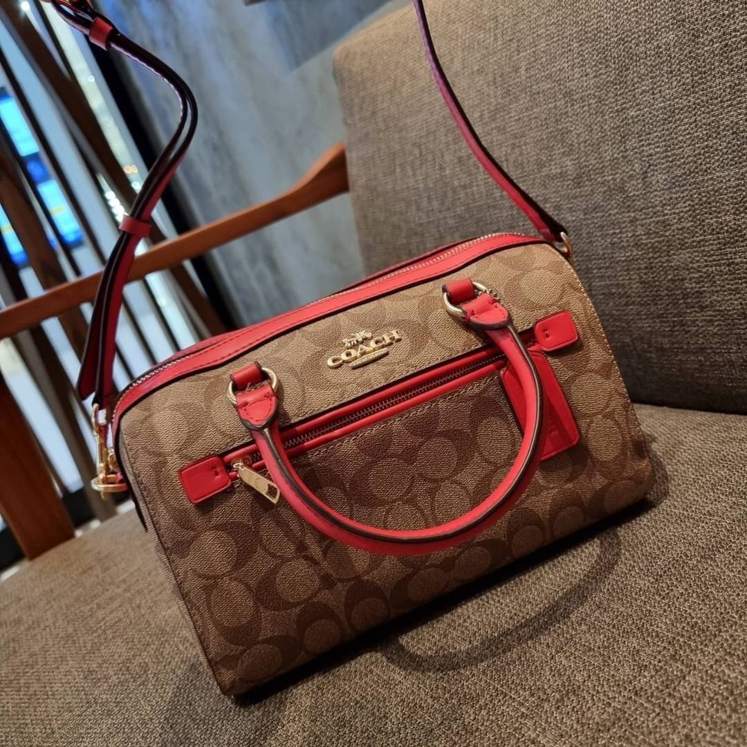COACH F83607 ROWAN SATCHEL IN SIGNATURE CANVAS กระเป๋าทรงหมอนยอดฮิต คลาสสิคใช้งานได้ไม่มีเบื่อ มาครบสีขายดี ด้วยรูปทรงสวยงาม และใช้งานได้อย่างกระฉับกระเฉง วัสดุหนังแคนวาสเคลือบลาย ทนทาน ภายในโล่งกว้าง มีช่องซิปและแบ่งสัดส่วนได้ลงตัว บอกเลยว่าสาวๆพลาดไม่ได