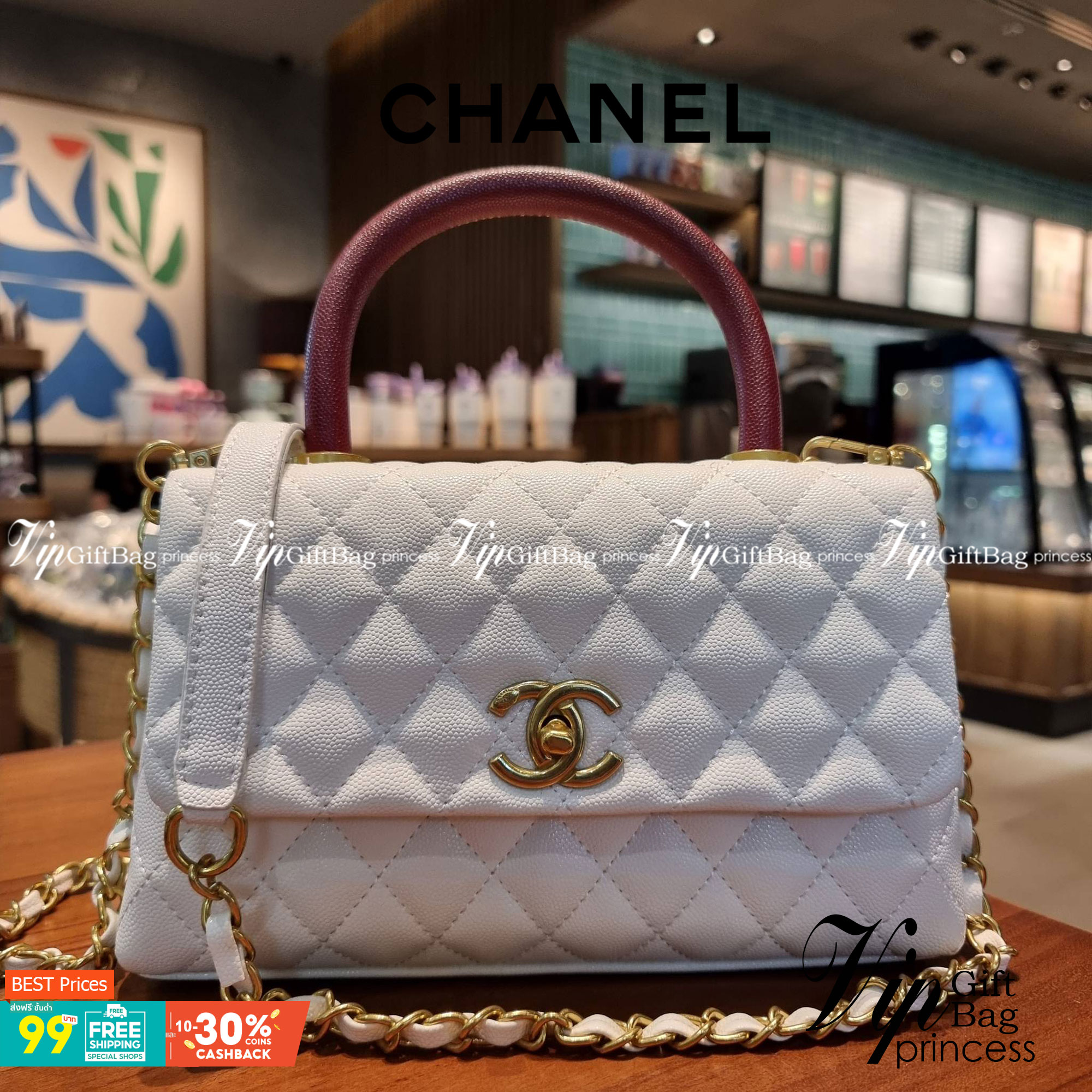 VIP 】รุ่นยอดฮิตตลอดกาล ไซส์กำลังสวย!! จากแบรนด์ Chanel กระเป๋าถือ/สะพาย หนังลายคาเวียร์ โลโก้เด่นชัด เปิด-ปิดกระเป๋าด้วยตัวบิดล็อค อะไหล่สีทองหรู ทรงสวยผู้ดี ภายในกระเป๋ามีช่องโล่งกว้างจุของได้พอสมควร มีช่องซิปแบ่งสัดส่วน ด้านหลังมีช่องเก็บของจุกจิกอีก 1 