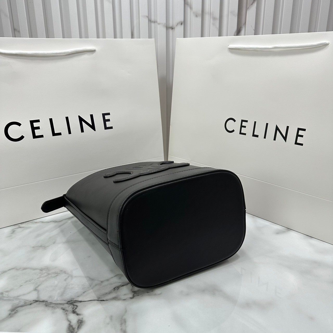 CELINE BUCKET CUIR TRIOMPHE bag in denim with full Triomphe กระเป๋าสะพายทรงบัคเก็ตเดนิม ปักลายแบรนด์สีขาวสวยโดดเด่น พิเศษพร้อมใบลูกสะดวกใช้งาน รุ่นฮิตข้ามปี งานสวยเรียบหรู ผู้ดีไปอีก