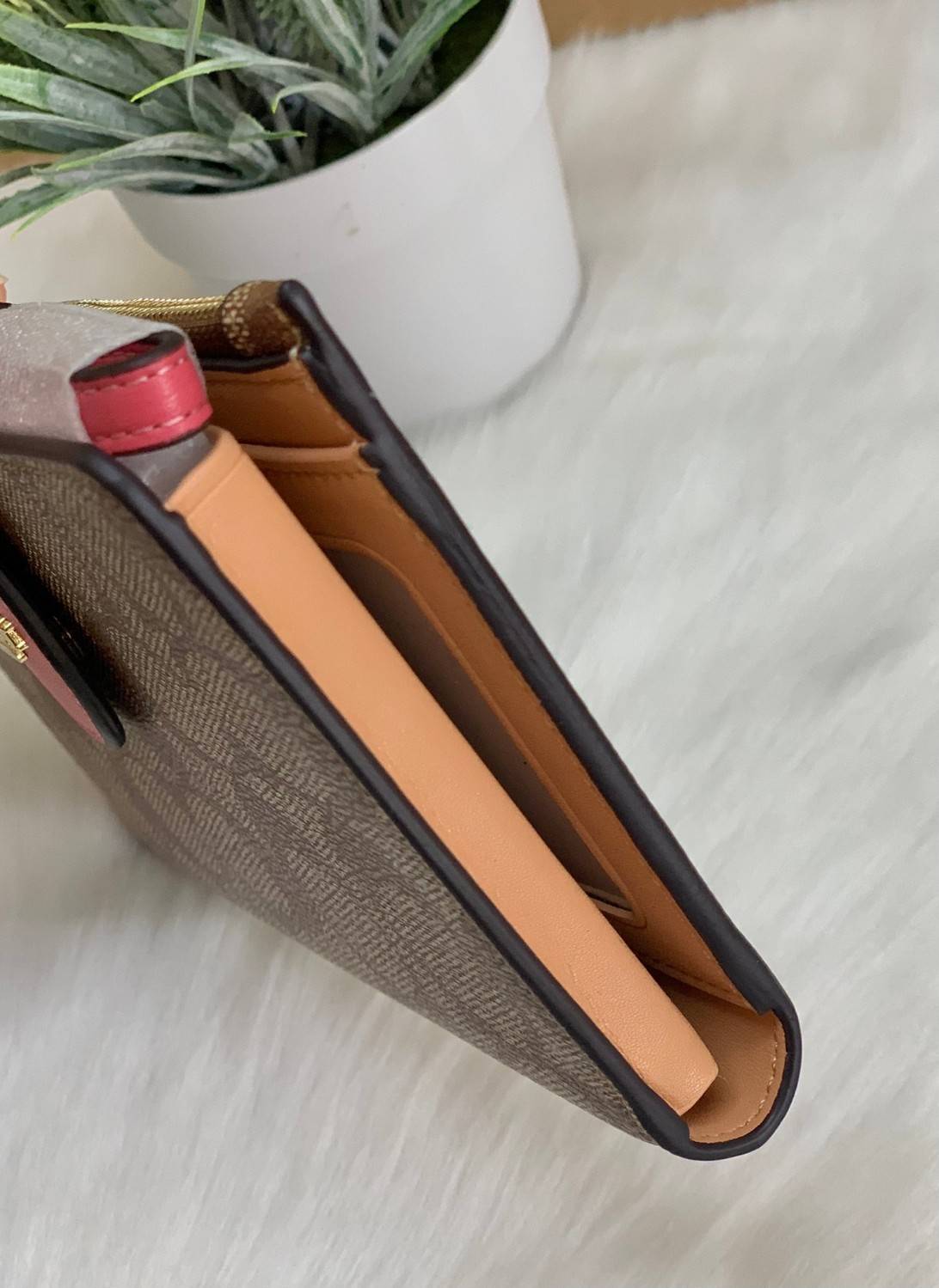 พร้อมส่งครบ 5 สี กระเป๋าสตางค์ที่สาวๆต้องมีติดตัวค่าา😘 COACH TECH WALLET IN COLORBLOCK SIGNATURE ((C2874)) ✔️กระเป๋าเงินใบยาว หนังแท้ พร้อมสายคล้องมือในตัวค่ะ ✔️เปิดปิดด้านหน้าแบบฝากระดุม ภายในมีช่องใส่ธนบัตร2ช่อง ;สามารถใส่มือถือ ip