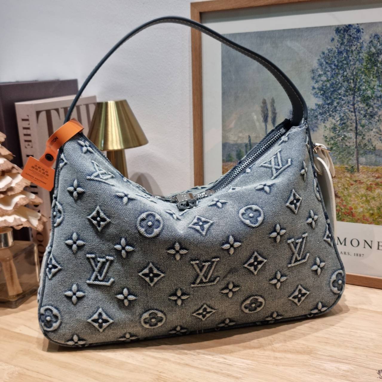 LV washed denim slouchy PM bag ใหม่ล่าสุด กระเป๋าทรงที่ใครๆก็ต้องมี ด้วยรูปทรงคลาสสิคและใช้งานง่าย ในดีไซน์สุดชิคเดนิมคมชัด
