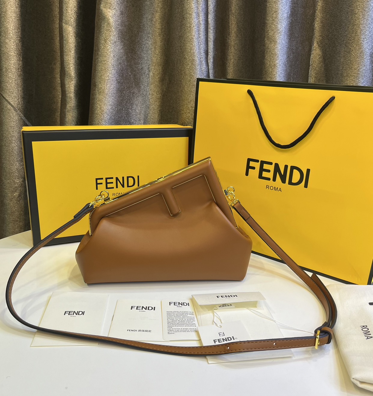 พร้อมส่ง 6 สี FENDI First Midi bag กระเป๋าทรงคลัชมาพร้อมสายสะพาย รูปลักษณ์สวยงามทันสมัย 🧡 เกรดออริจินอล 1:1 สลับแท้ ใช้งานต่างประเทศได้