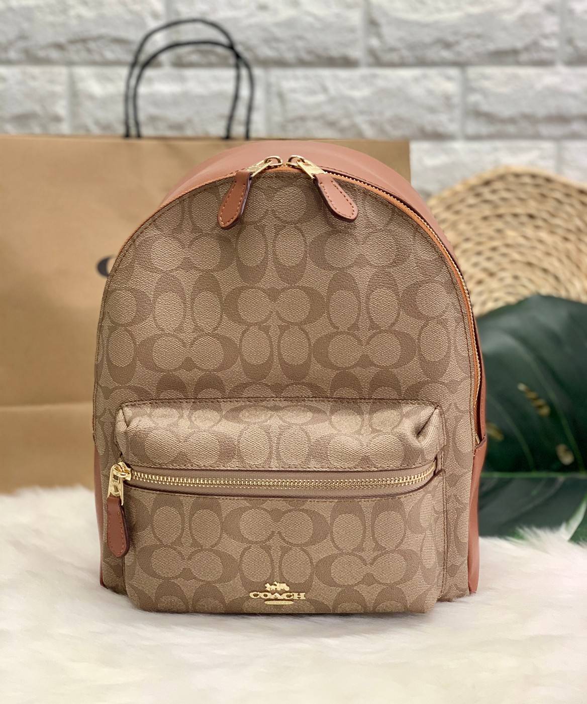 OUTLET 】COACH MEDIUM CHARLIE BACKPACK IN SIGNATURE ((32200)) พร้อมส่งที่ไทยอีกครั้งค่ะ! กระเป๋าสะพายหลังขนาดกลาง หนังแท้+ไนล่อน ด้านหน้ามีช่องซิปให้หนึ่งช่อง;เปิดปิดช่องหลักแบบซิปคู่ ภายในกว้างใส่สัมภาระได้จุนะคะ พร้อมช่องซิปให้อีกช่องค่ะ;สายสะพายสามารถเล