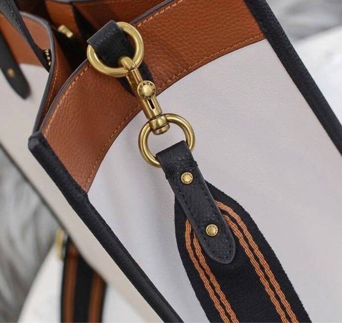 OUTLET 】FIELD TOTE 22 IN COLORBLOCK WITH COACH BADGE พร้อมส่งที่ไทย