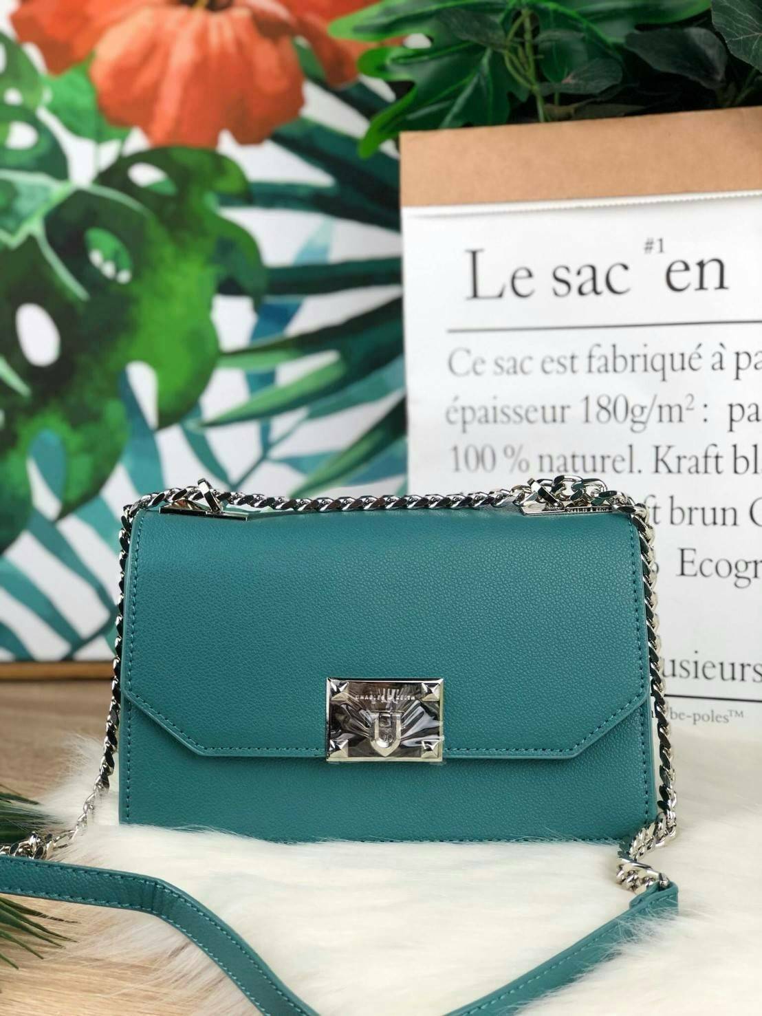 CHARLES & KEITH METAL PUSH LOCK CROSSBODY BAG รุ่นฮิตขายดีมีมาพร้อมส่งแล้วจ้า กับกระเ๋าสะพายไซส์น่ารัก วางอยู่ทรง เปิดปิดด้วย ตัวล็อกด้านหน้า ด้านในแบ่งเป็น 2 ช่องมีช่องซิปตรงกลาง จุของได้เยอะพอควรเลยค่ะ ใส่ iPhone plus ได้สบายๆ และของจุกจิกที่จำเป็น รุ่น