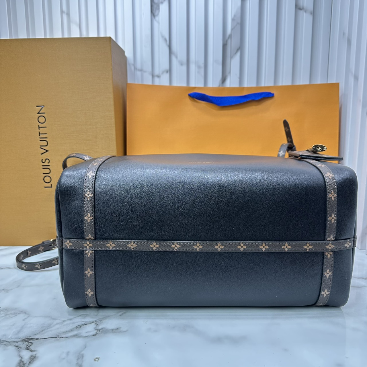 ORI หนังแท้ | LV Express MM Bag 30cm กระเป๋าสะพายทรงหมอนสปีดี้ดีไซน์ใหม่ล่าสุด โฉบเฉี่ยว แต่งคาดหน้าโมโนแกรมโดดเด่น ตัวกระเป๋าสีพื้นตัดกันอย่างลงตัว พร้อมหูแบบจับยาวถอดได้จะถือหรือคล้องไหล่ก็เก๋