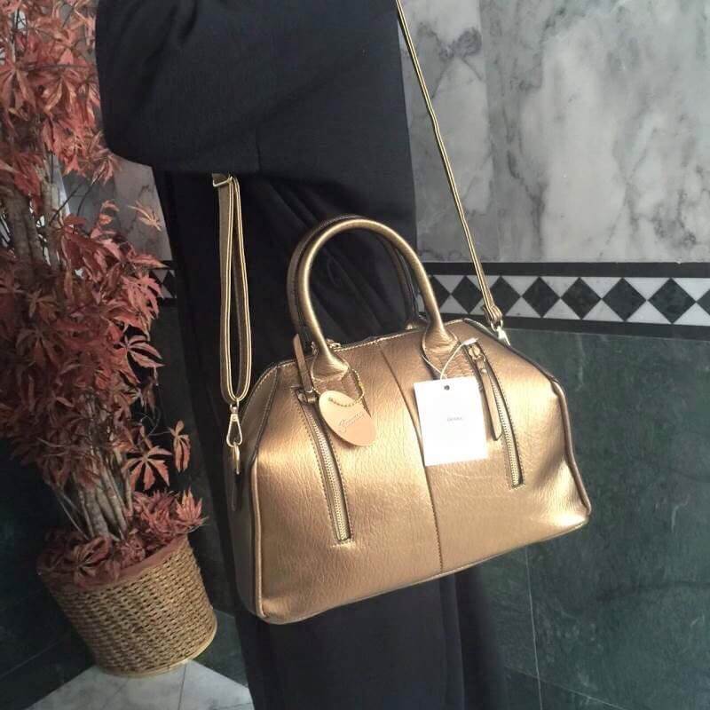 ใหม่ล่าสุด ทางร้านได้กระเป๋า แบรนด์ Berke ทรง Office hand bag มาฝากด้วยน๊า ตัวกระเป๋าหนังผิวสัมผัสคล้ายหนังแท้ ลายหน้งชัด สวยเวอร์ ดีเทลมีสไตด์มาก #ใบจริงสวยเวอร์ จุของคุ้ม ไม่หนักมาก #จุดเด่นภายในมีแบ่งช่องเก็บของได้ หลายช่องมาก สาวๆ ที่ของเยอะใบนี้ เลยค