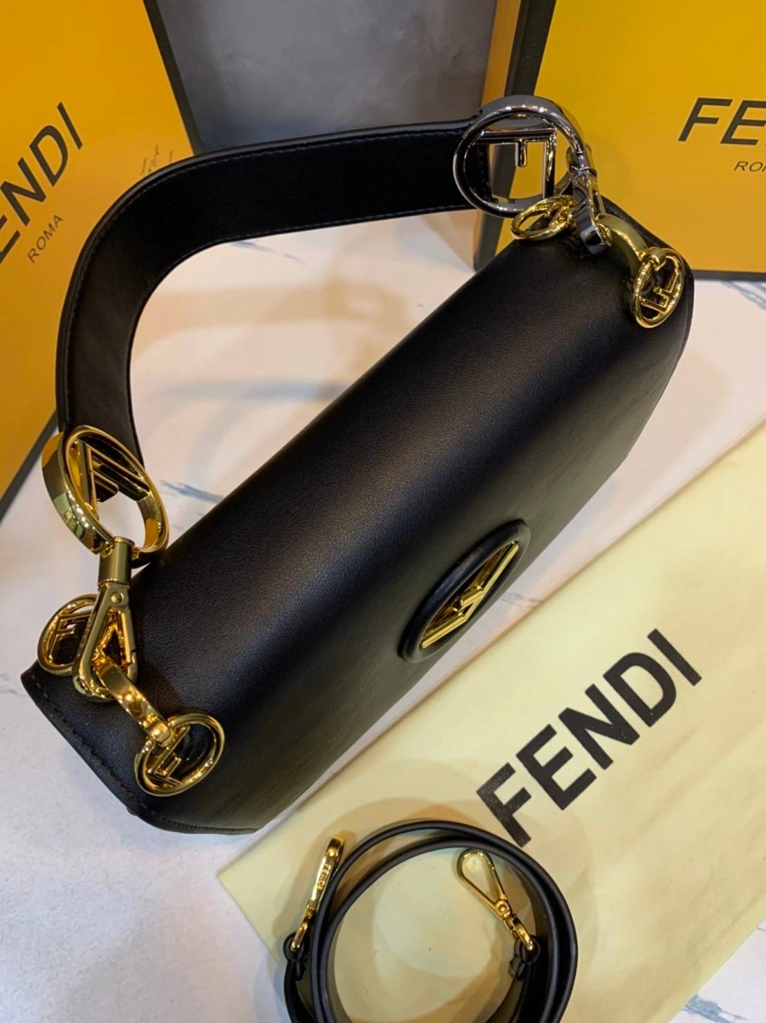FENDI KAN leather bag เกรดออริจินอล ด้วยสีและลวดลายคลาสสิกตามแบบแบรนด์ เข้าได้กับสาวๆ ทุกสไตล์ บ่งบอกความเป็น FF ได้อย่างสมบูรณ์แบบ โทนสีแมตช์กับเสื้อผ้าได้ง่าย เสริมลุคสาวมั่นก็ลงตัว หรือเปลี่ยนมาติดสายสะพายยาวเพื่อสะพายคาดลำตัวก็ได้ความชิลและคล่องตัวไปอ