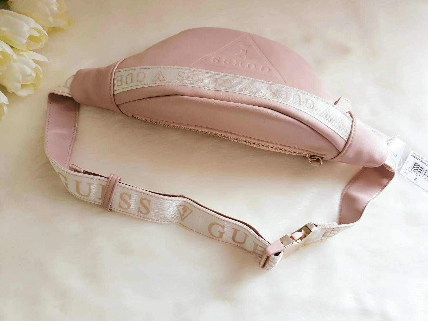 GUESS GESABEL GYM FANNY PACK กระเป๋าหนังคาดเอว/อก ด้านหน้าปั๊มโลโก้แบรนด์ทรงสามเหลี่ยม ตัวกระเป๋าเปิดปิดด้วยซิปใช้งานง่าย มี 2 ช่องซิป มีลูกเล่นซ่อนซิปหน้าคาดปิดด้วยสายพิมพ์โลโก้ ภายในกระเป๋าโล่งกว้าง สามารถใส่มือถือได้ทุกรุ่น จุของได้เยอะ รับรองถูกใจสาวๆ