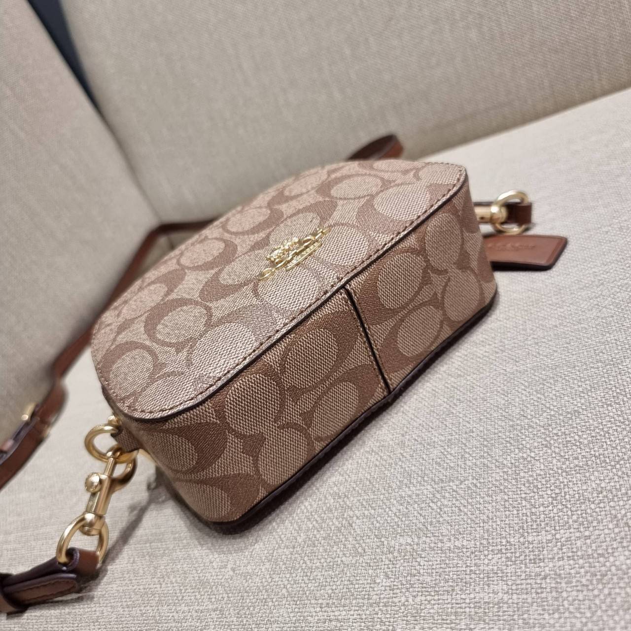 COACH 2628 MINI SERENA CROSSBODY IN SIGNATURE CANVAS ใหม่ที่สุด!! พร้อมส่งทุกสีเด็ด!! ย่อส่วนกระเป๋าสะพายคอลเลคชั่นยอดฮิต มินิเซเรนา ที่รับรองว่าน้องน่ารักม้ากกก!! ขนาดเล็กกุ๊งกิ๊ง แต่ดีเทลยิ่งใหญ่ วัสดุหนังแคนวาสเคลือบลาย เปิด-ปิดด้วยซิป สะดวกใช้ ภายในเป