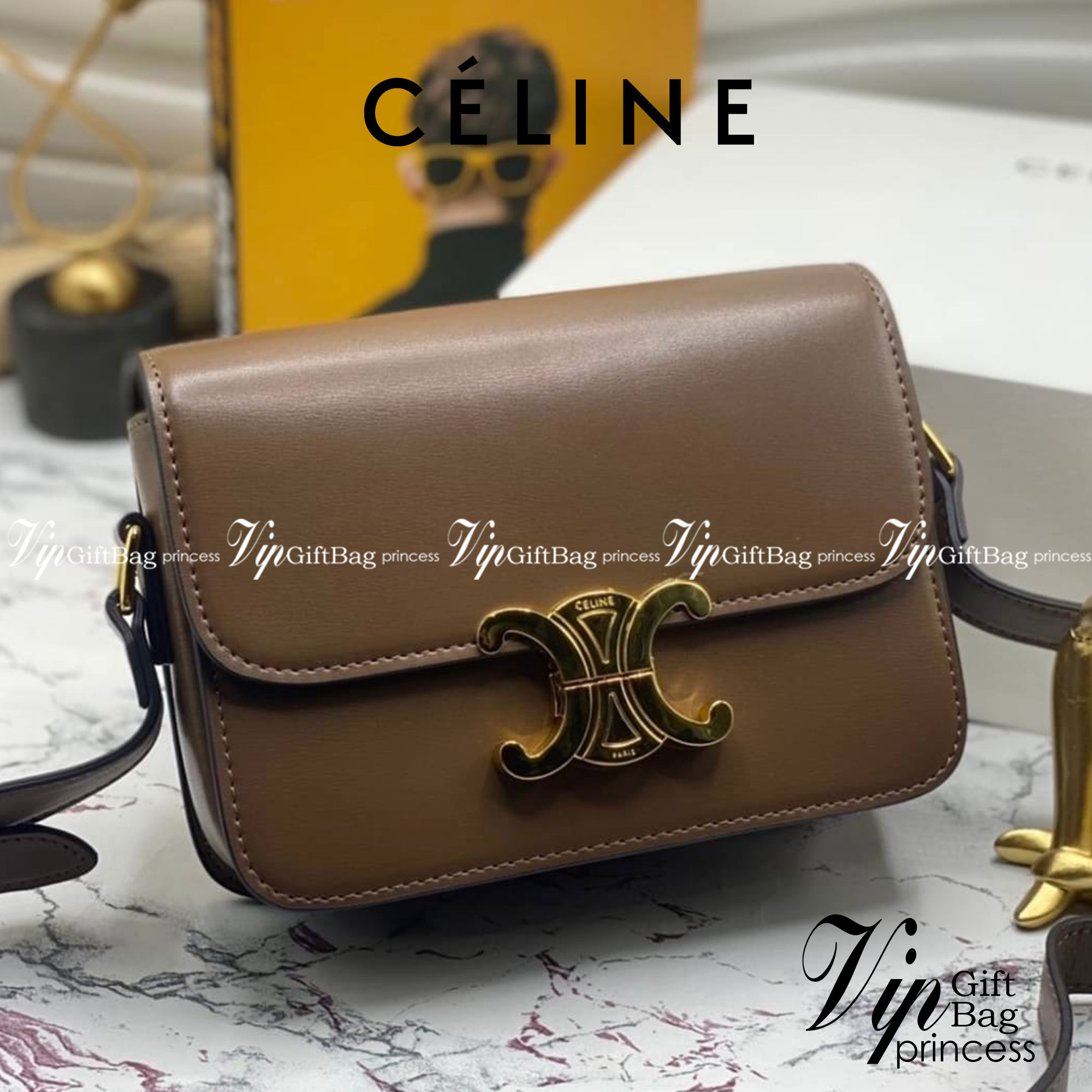 CELINE TRIOMPHE CROSSBODY BAG / CELINE TEEN ดีไซน์ยอดนิยมสไตล์ LISA ทรงสี่เหลี่ยมหนังสวยหรูอยู่ทรงเปิดปิดด้วยฝาปิดโลโก้แบรนด์อะไหล่ทอง ภายในมีช่องหลัก ช่องย่อย และช่องซิป สามารถใส่มือถือของใช้จุกจิกได้เยอะ มาพร้อมสายสะพายหนังยาวปรับระดับได้ จะสะพายไหล่ CR