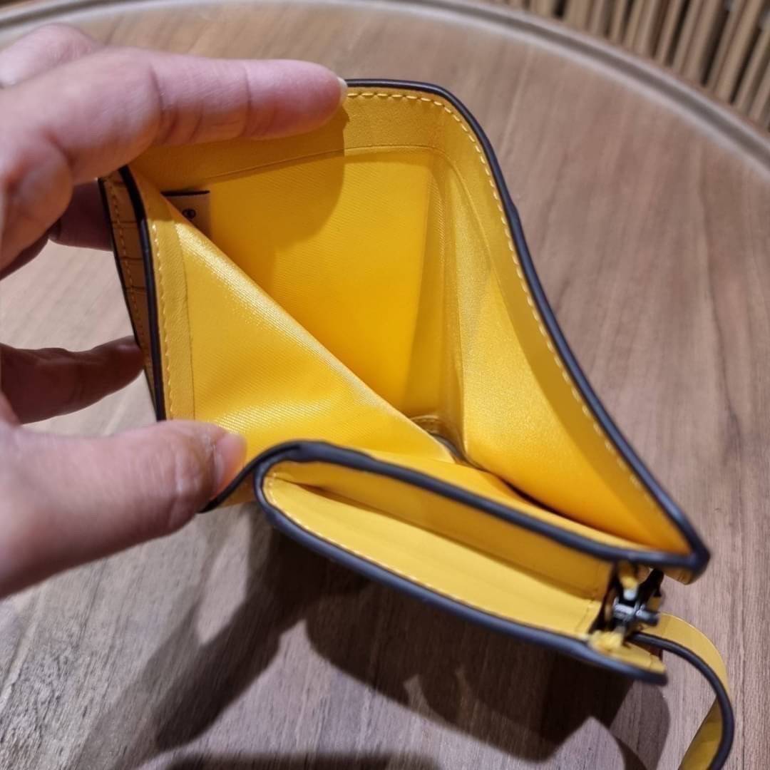 COACH C0082 MEDIUM CORNER ZIP WALLET IN SIGNATURE CANVAS ฉุดยังไงก็ไม่อยู่กับความปังของรุ่นนี้ ดีไซน์ใหม่สวยซ่อนหรู กระเป๋าสตางค์ใบกลาง 👛 เป็นไอเท็มสุดฮิต ที่ไม่ควรพลาด พกพาสะดวก ขนาดกำลังเหมาะมือ วัสดุหนังแคนวาสเคลือบลาย ภายในมีช่องใส่บัตร ใส่ธนบ