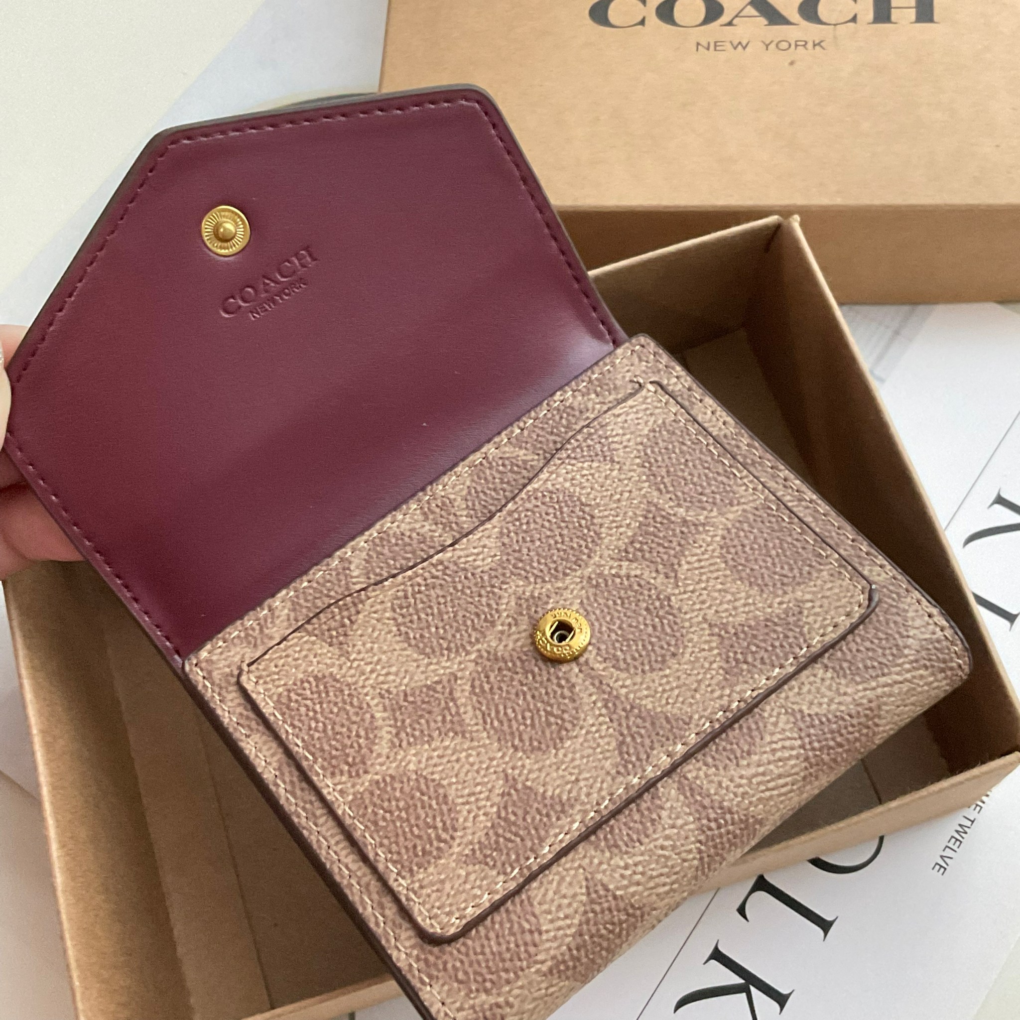 COACH SMALL WALLET IN SIGNATURE CANVAS กระเป๋าสตางค์ใบสั้น แบบพับสองตอน หน้าจดหมาย เปิดปิดด้วยกระดุมปั้มแบรนด์ ด้านในมีช่องใส่บัตรหลายช่อง และช่องใส่ธนบัตร ด้านหลังมีช่องซิปเหรียญอีกหนึ่งช่อง น้ำหนักเบา พกพาสะดวก มีให้เลือกหลายสี ห้ามพลาดค่ะ!