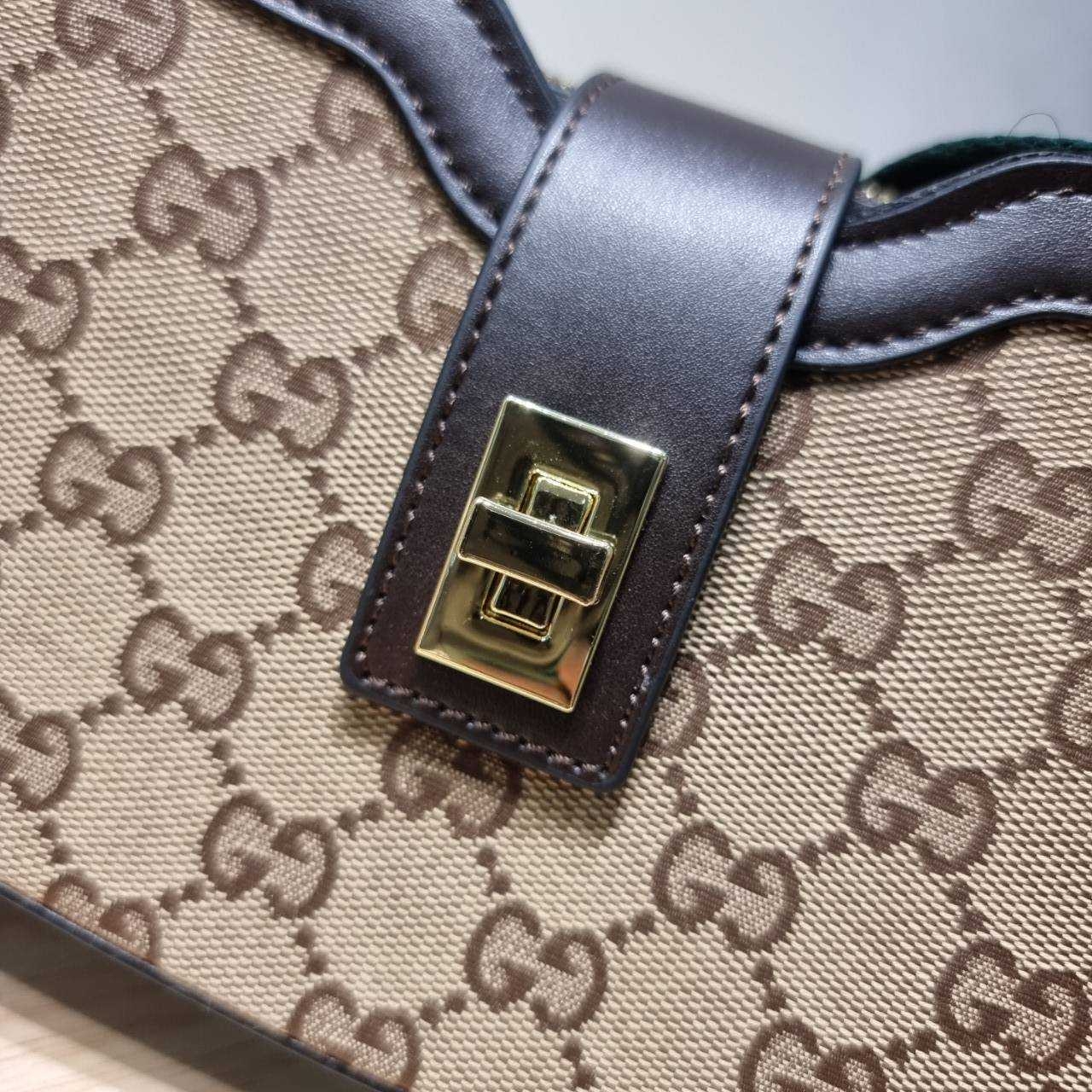 Gucci moon side mini shoulder bag สวยย้อนยุค y2k กำลังมาแรง กับอีกหนึ่งไอเท็มสุดจึ้ง ด้วยขนาดที่กำลังพอดี ดีไซน์คลาสสิคลัคชู ดูผู้ดี สวยแบบน้อยแต่มาก