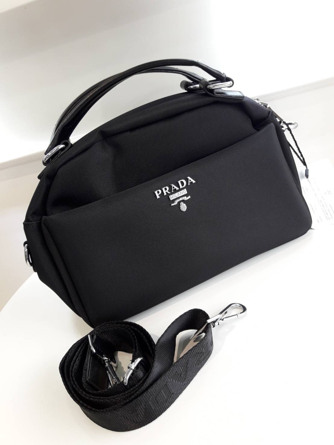 มาใหม่ค้า! จากงานพรีเมี่ยมกิ้ฟแบรนด์ดังอย่าง Prada กระเป๋าดีไซน์สวยใช้ได้ทุกเพศเลยคะ ตัวกระเป๋าทำจาก Polyester ทั้งใบ กันน้ำได้ค้า อะไหล่เงินสุดหรู ด้านหน้ามีช่องซิปหนึ่งช่องใส่ของได้จุกจิกหยิบง่าย ด้านในมีช่องซิปอีก 2 ช่องใหญ่ เก็บสัมภาระได้ครบ **จบในใบเ