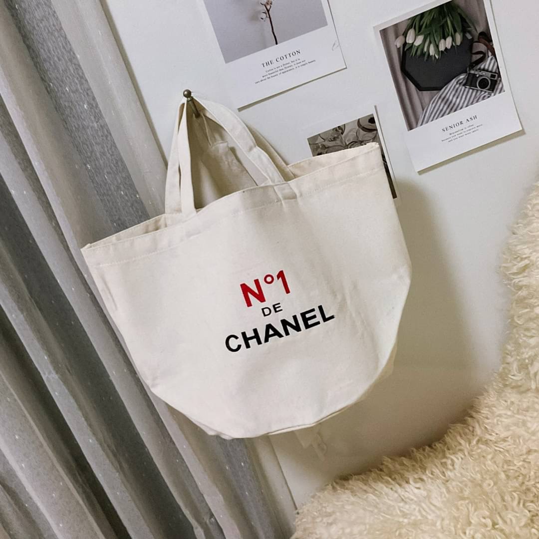 Chanel tote bag no.1 / CHANEL MINI COTTON SHOPPING BAG กระเป๋าผ้าช็อปปิ้งงานพรีเมียม ตัวกระเป๋าผ้า ผลิตจากวัสดุออแกนิค คอตตอน100% สีขาวครีม สกรีนลายด้านหน้า ขนาดกำลังดี ฐานเป็นทรงกลม ทำให้จุได้ได้ค่อนข้างเยอะ น้ำหนักเบา เหมาะกับวันสบายๆเลยค่า