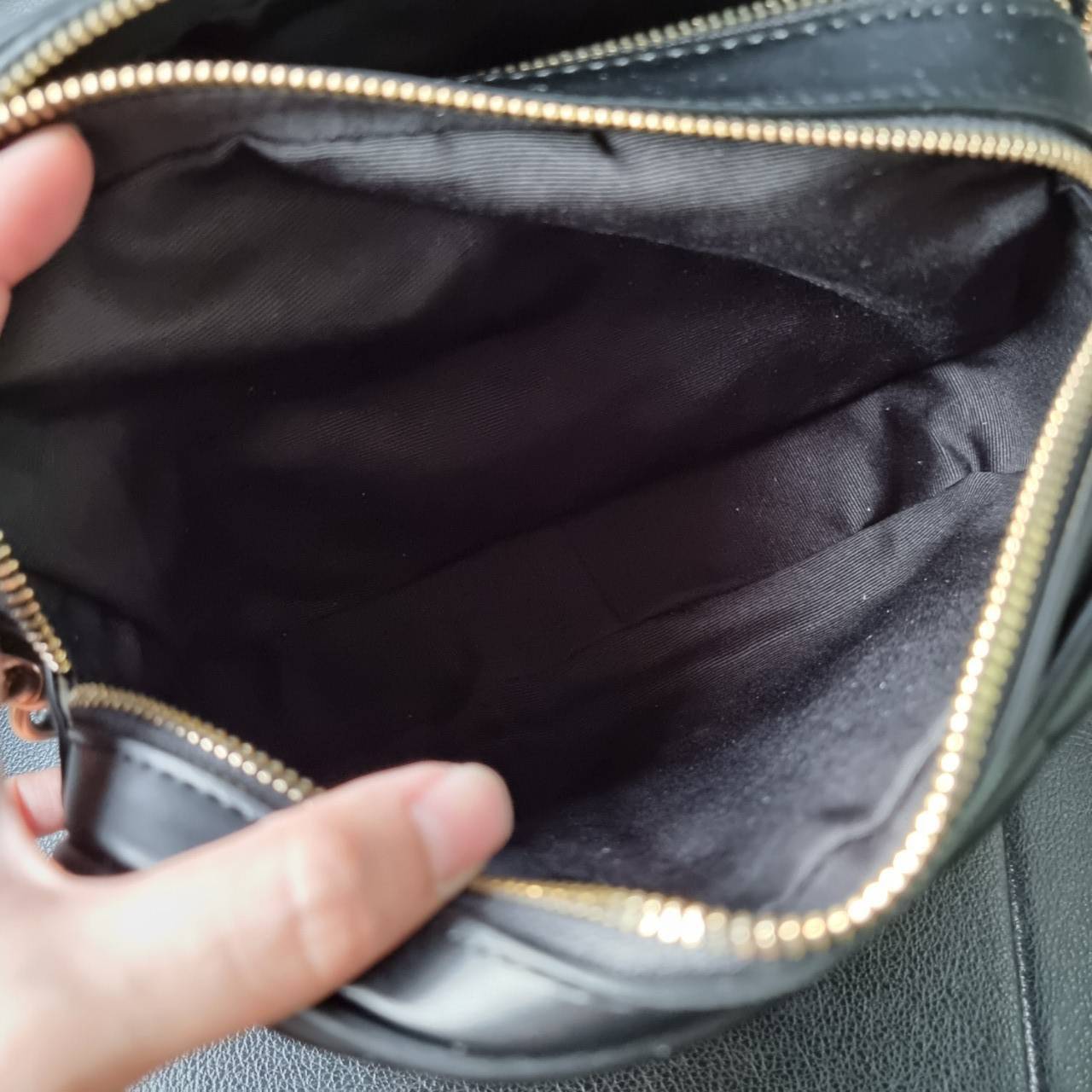 COACH C1569 JES CROSSBODY WITH LINEAR QUILTING ใหม่ล่าสุด!! กระเป๋าสะพายข้าง รุ่น 2 ซิป ใบใหญ่จุใจ ดีไซน์ใหม่ เพิ่มลูกเล่นให้ดูหรูหรายิ่งขึ้น วัสดุหนังสังเคราะห์บุเป็นลายเส้นสวยงาม เปิด-ปิดด้วยซิป 2 ช่องหลัก ใช้งานง่าย ทรงสวยมากๆรุ่นนี้ มาพร้อมสายสะพาย cr