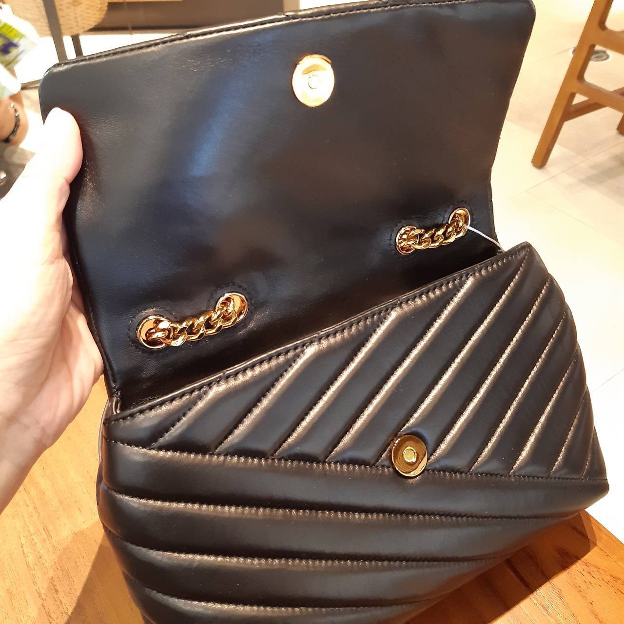 TORY BURCH KIRA CHEVRON SMALL CONVERTIBLE SHOULDER BAG เดอะเบสท์ของปี ขายดีที่สุด ต้องยกให้เลยกับใบนี้ กระเป๋าสะพายข้าง ดีไซน์คลาสสิค เรียบหรู วัสดุหนังแกะ นิ่มและเบา สะพายได้ทั้งวัน