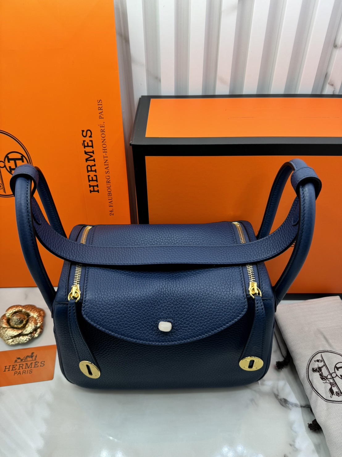 พร้อมส่ง 15 สี HERMES Lindy 26 bag กระเป๋าทรงโท้ทหนังสวยอย่างดี เอกลักษณ์ของความเรียบหรูไฮคลาสอย่างสมบูรณ์แบบ เกรดออริ สลับแท้ งานสวยตามรูป ใช้งานต่างประเทศได้