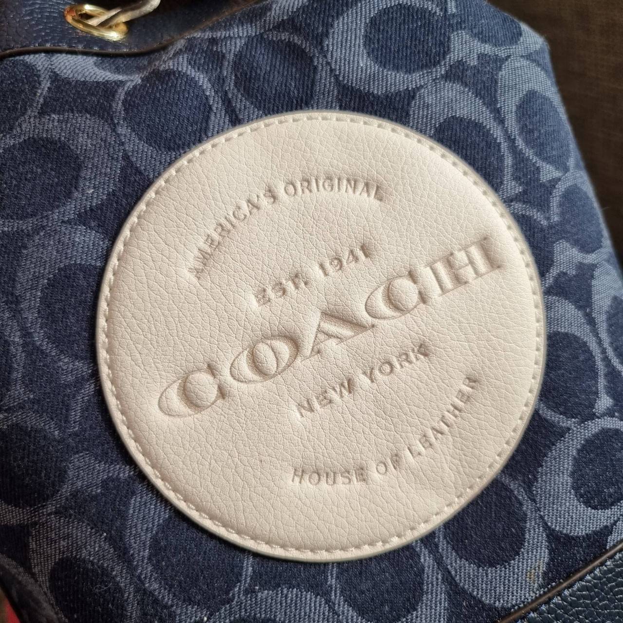 OUTLET 】COACH DEMPSEY DRAWSTRING BUCKET BAG IN SIGNATURE JACQUARD WITH STRIPE AND COACH PATCH C4101 C4102 พี่สาวใบใหญ่สุดสวยมาแล้วจ้า!! กระเป๋าทรงถังไซส์ใหญ่ ที่สาวๆรอคอย ใช้งานง่ายด้วยการรูดหนังปิดรอบปากกระเป๋า ทุกอย่างลงตัวที่สุด!! โดดเด่นด้วยลวดลายสีสั