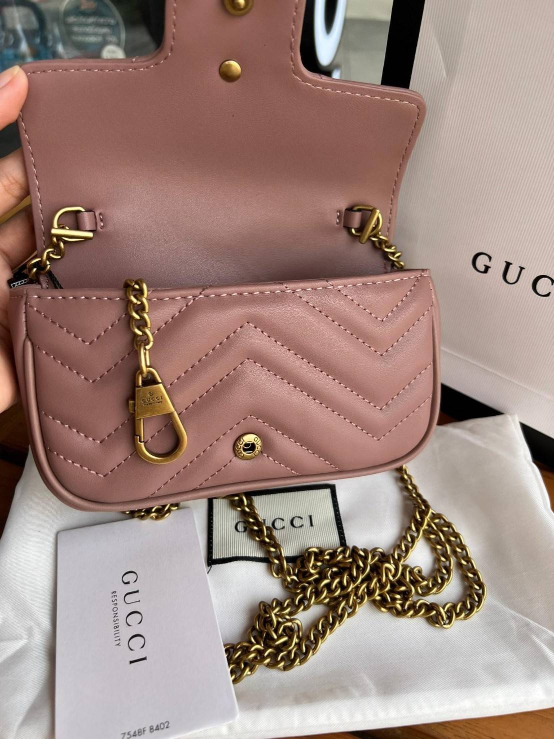 Gucci Marmont Super mini Premiumgift กระเป๋าสะพายข้างใบเล็ก น้องมินิ น่ารั๊กมุ้งมิ้ง วัสดุหนังเชฟรอน สายสะพายแบบโซ่ อะไหล่ทองหรูหรา ด้านหน้าประดับโลโก้แบรนด์หรู ทนทาน แข็งแรง น้ำหนักเบา ใส่ตังค์ใส่โทรศัพท์ Iphone+ ได้ น่ารักมุ้งมิ้ง ไม่ควรพลาดเลยค่า