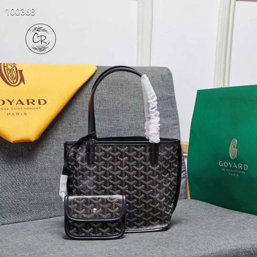 GOYARD ANJOU TOTE MINI ฮอตไอเท็ม กับกระเป๋าสะพายทรงโท้ท ไซส์มินิ กะทัดรัดมาก มาครบสีขายดี เลิศทุกสี รูปทรงคลาสสิค ดีไซน์เป็นเอกลักษณ์ ใช้งานได้หลากหลาย สามารถกลับด้านใช้ได้แบบไม่มีเบื่อ