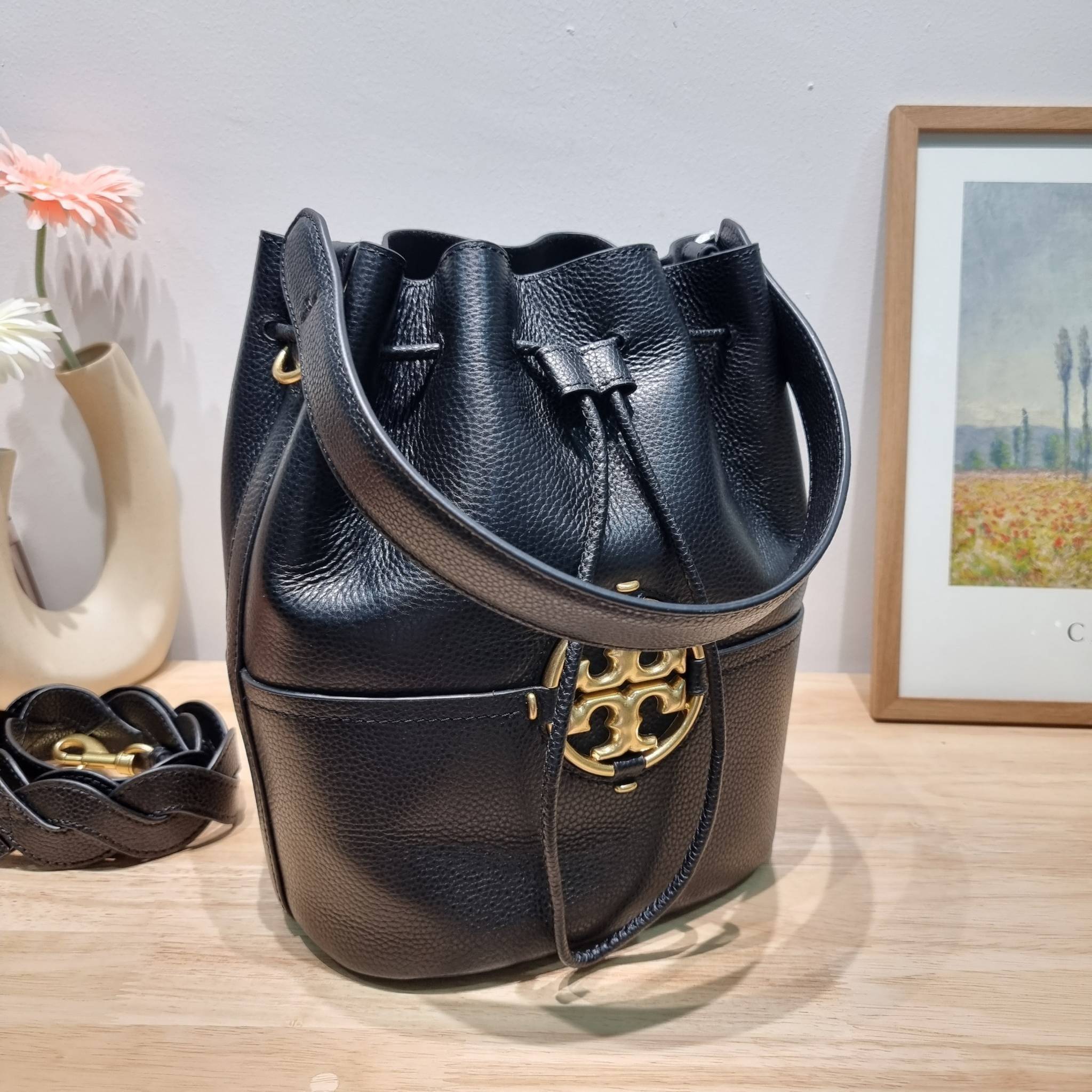 TORY BURCH MILLER BUCKET BAG / Tory Burch Bag รุ่นยอดนิยม สวยหรู ดูผู้ดี กับกระเป๋าสะพายบัคเก็ตใบใหญ่ โดดเด่นด้วยโลโก้สีทอง รูปทรงคลาสสิค ใช้งานง่ายด้วยหนังรูด